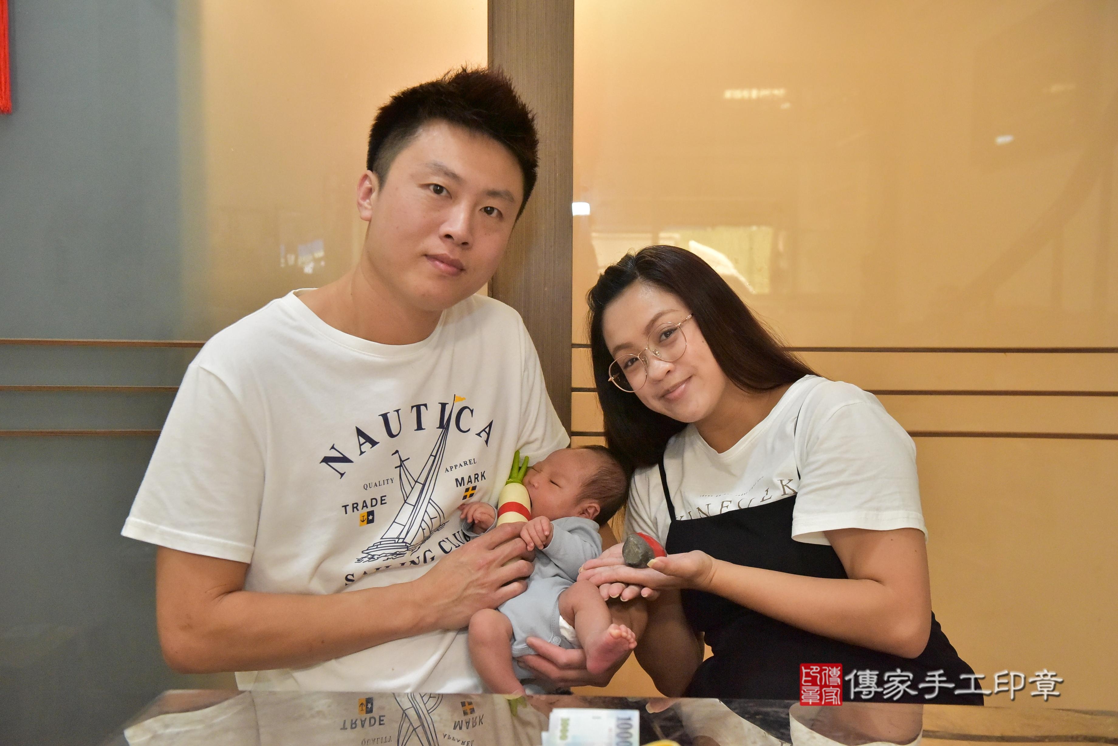 傳家手工印章台南店、抓周、度脺、中國風會場、傳家嬰兒古禮、吉祥話、抓周道具物品24種、拍照。抓周證書。寶寶抓周、滿周歲、生日快樂、祝福