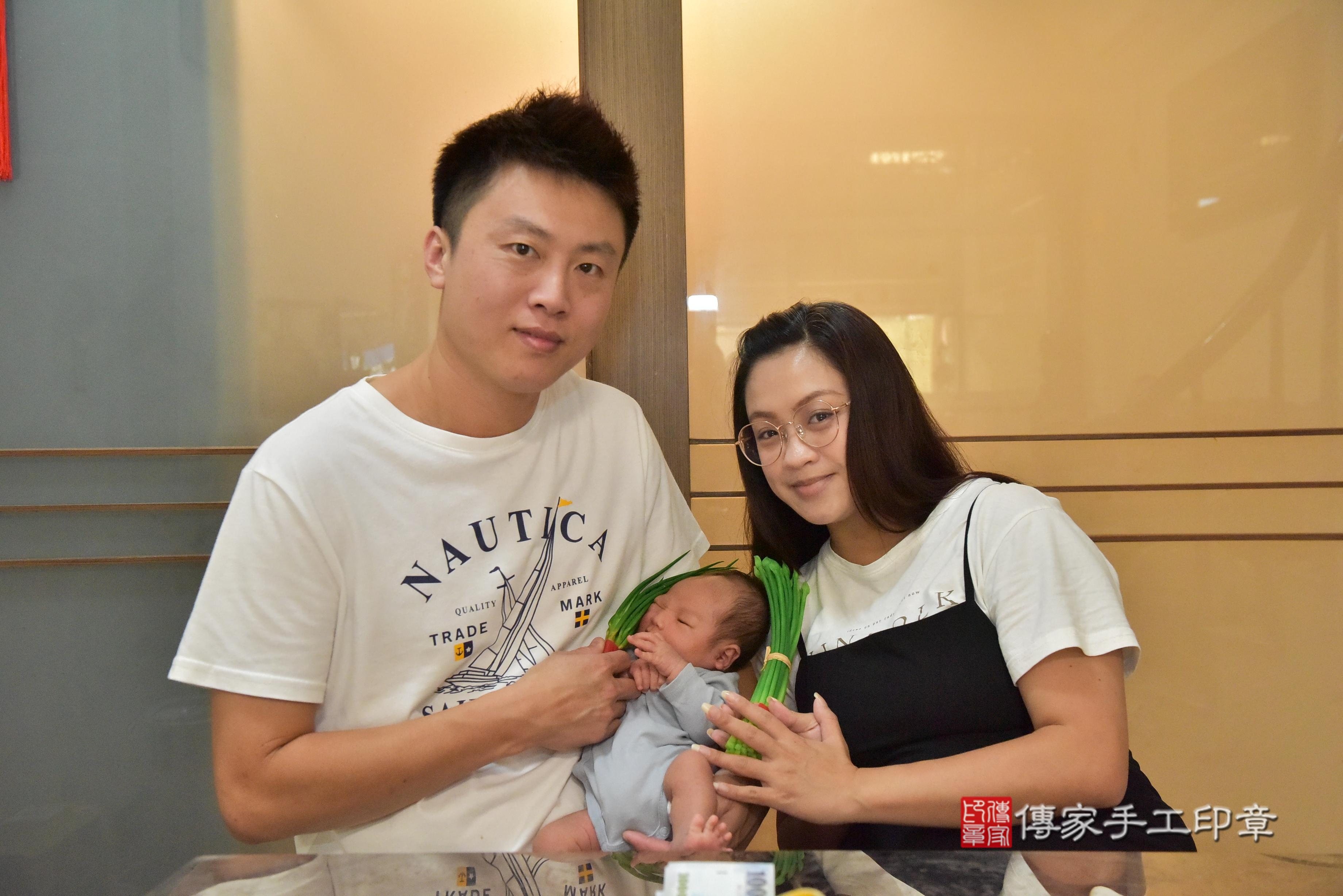 傳家手工印章台南店、抓周、度脺、中國風會場、傳家嬰兒古禮、吉祥話、抓周道具物品24種、拍照。抓周證書。寶寶抓周、滿周歲、生日快樂、祝福