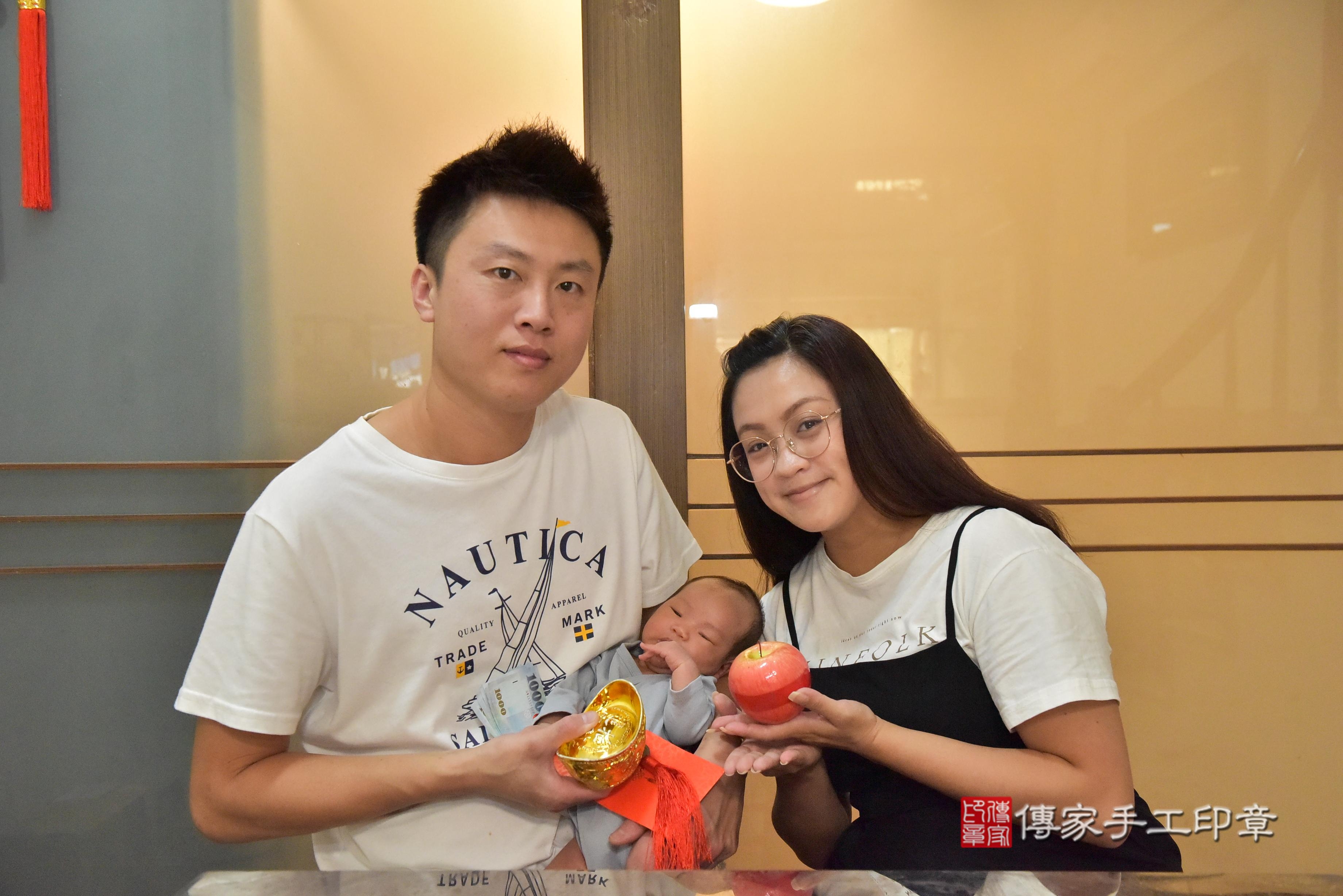 傳家手工印章台南店、抓周、度脺、中國風會場、傳家嬰兒古禮、吉祥話、抓周道具物品24種、拍照。抓周證書。寶寶抓周、滿周歲、生日快樂、祝福