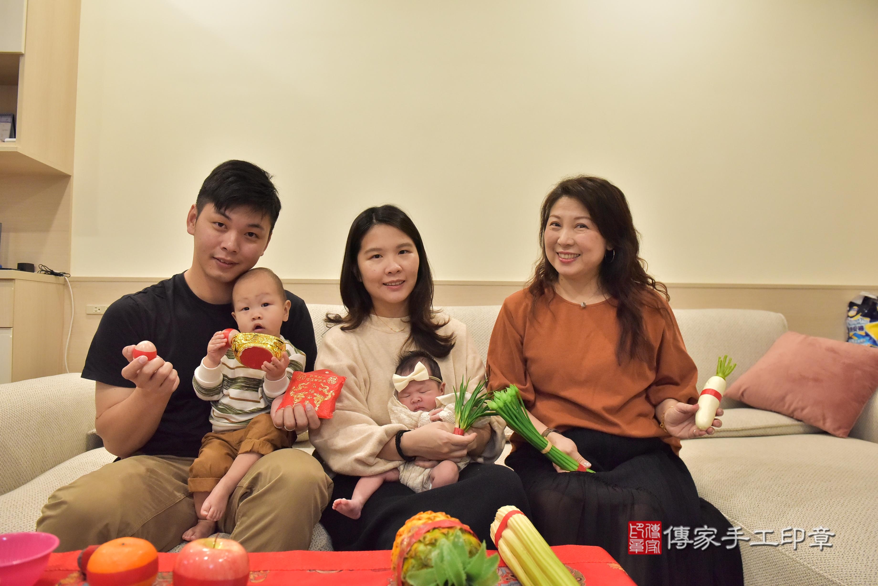 傳家手工印章台南店、抓周、度脺、中國風會場、傳家嬰兒古禮、吉祥話、抓周道具物品24種、拍照。抓周證書。寶寶抓周、滿周歲、生日快樂、祝福