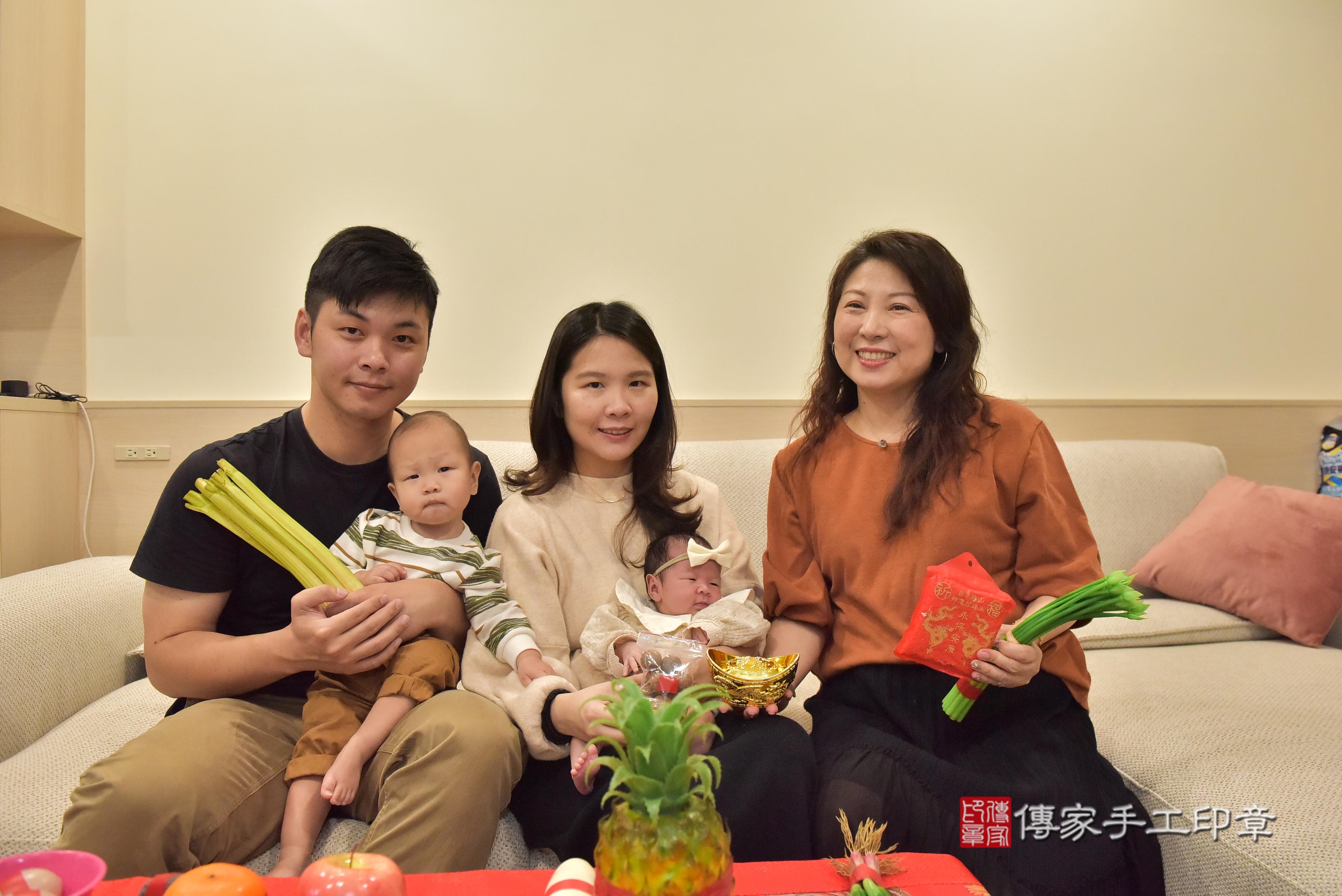 傳家手工印章台南店、抓周、度脺、中國風會場、傳家嬰兒古禮、吉祥話、抓周道具物品24種、拍照。抓周證書。寶寶抓周、滿周歲、生日快樂、祝福