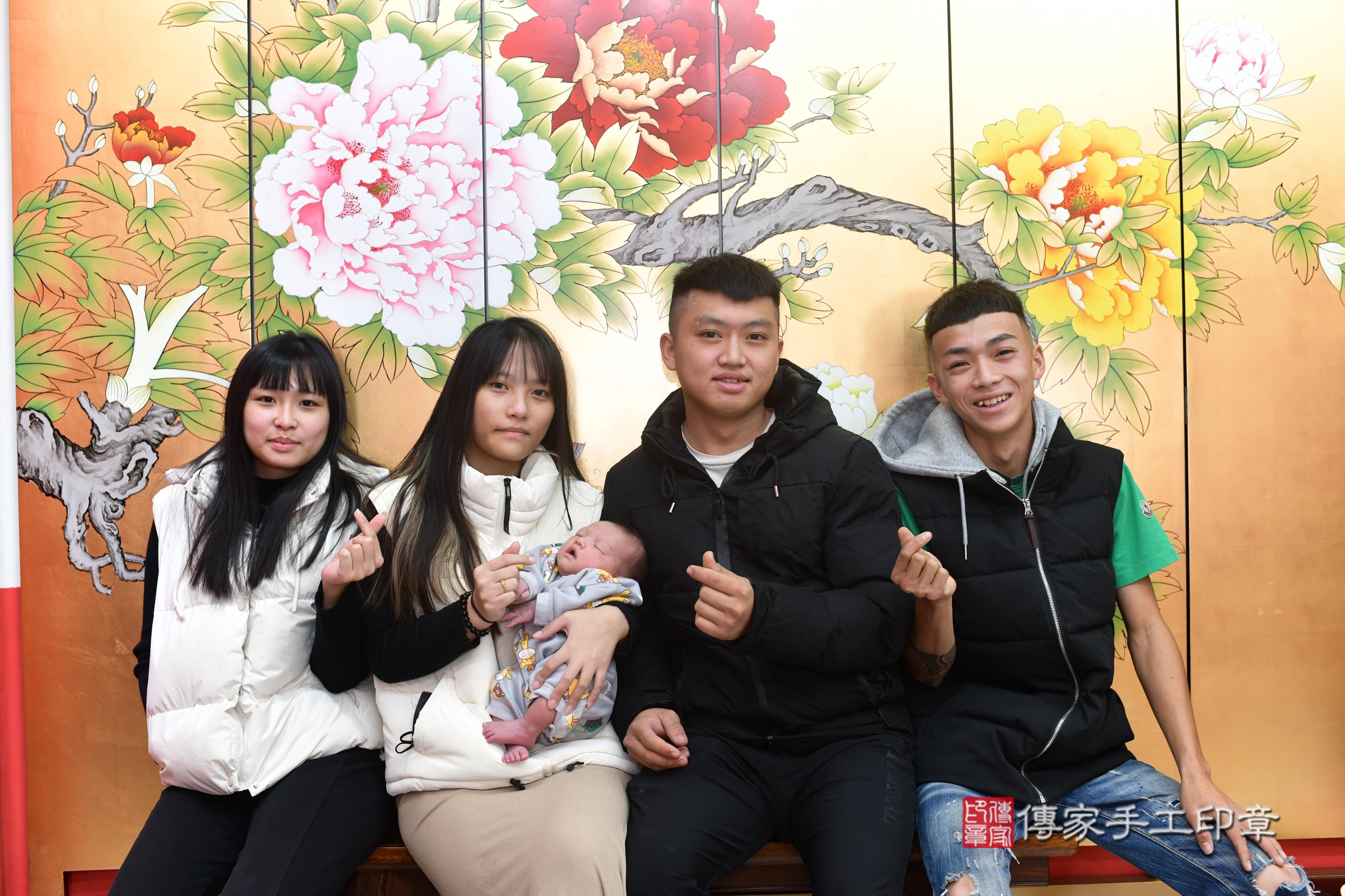 傳家手工印章台南店、抓周、度脺、中國風會場、傳家嬰兒古禮、吉祥話、抓周道具物品24種、拍照。抓周證書。寶寶抓周、滿周歲、生日快樂、祝福