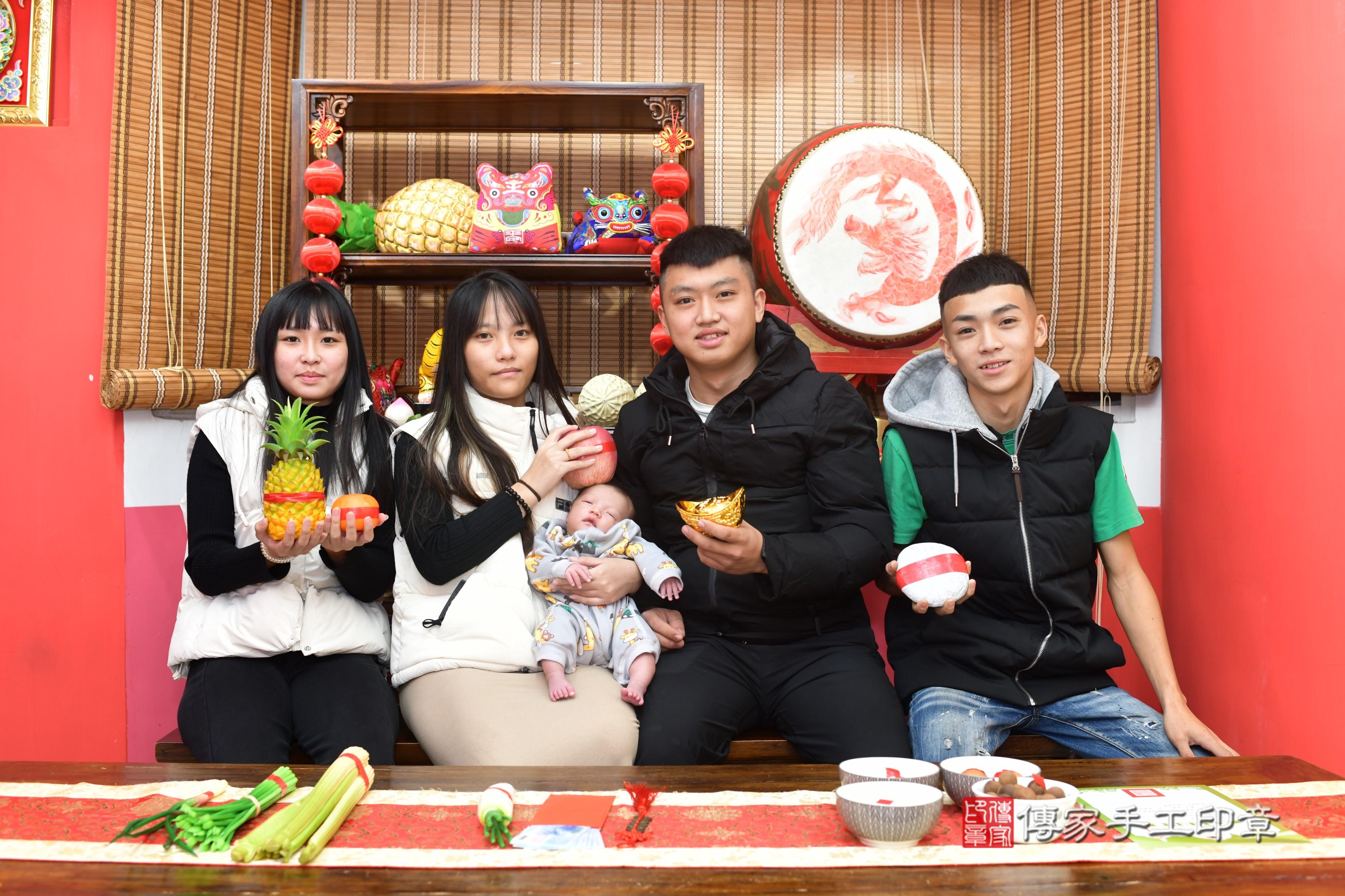 傳家手工印章台南店、抓周、度脺、中國風會場、傳家嬰兒古禮、吉祥話、抓周道具物品24種、拍照。抓周證書。寶寶抓周、滿周歲、生日快樂、祝福