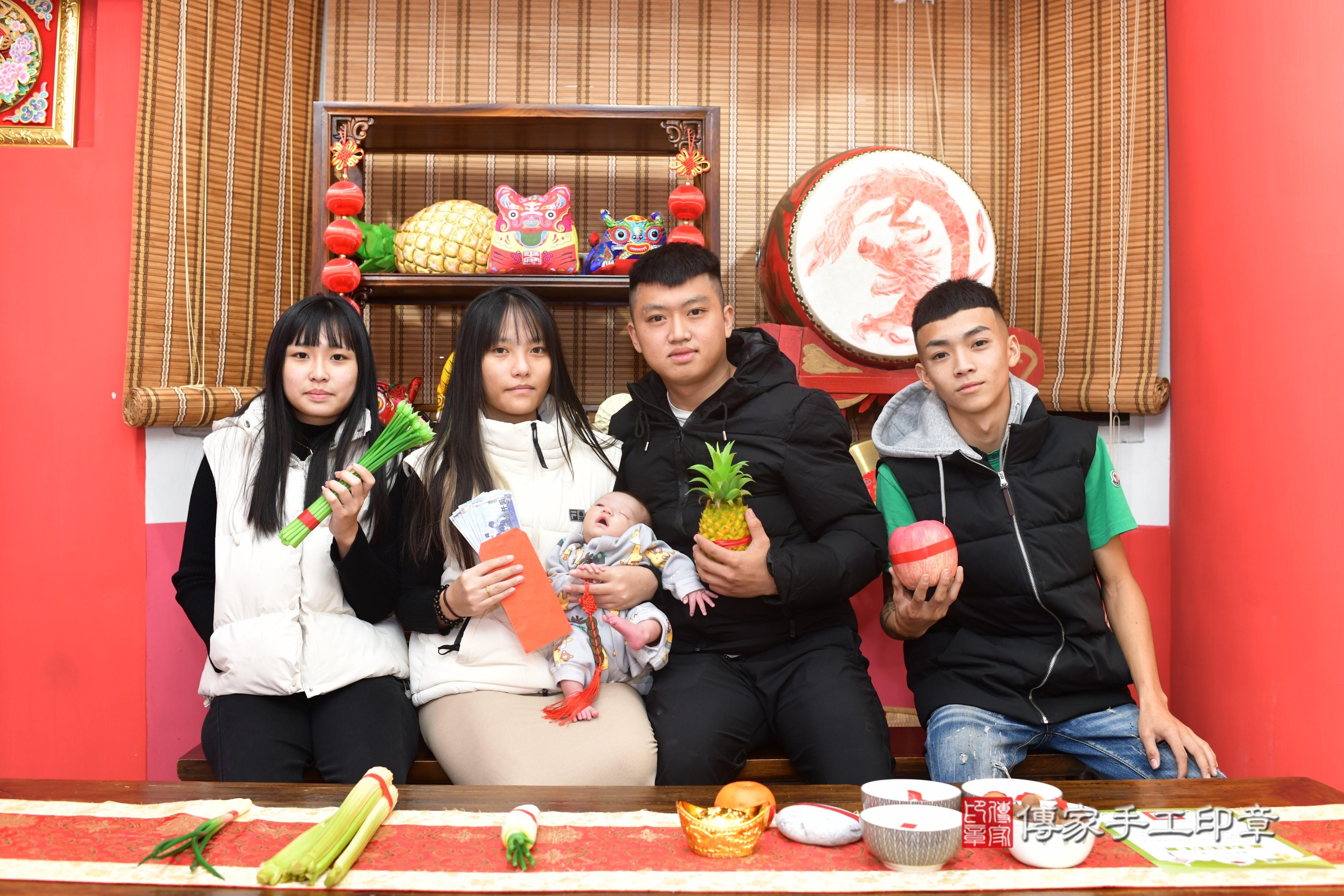 傳家手工印章台南店、抓周、度脺、中國風會場、傳家嬰兒古禮、吉祥話、抓周道具物品24種、拍照。抓周證書。寶寶抓周、滿周歲、生日快樂、祝福