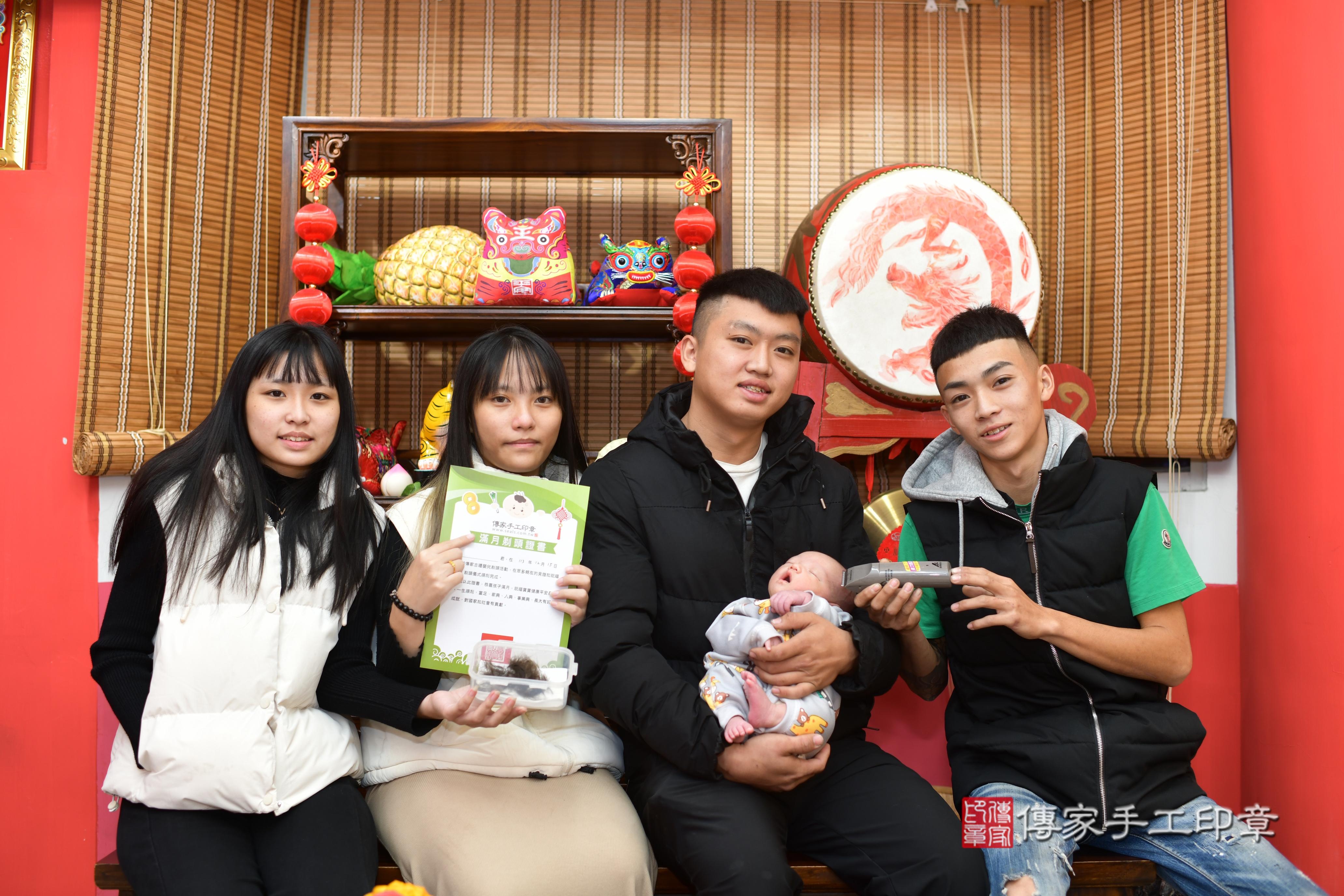 傳家手工印章台南店、抓周、度脺、中國風會場、傳家嬰兒古禮、吉祥話、抓周道具物品24種、拍照。抓周證書。寶寶抓周、滿周歲、生日快樂、祝福