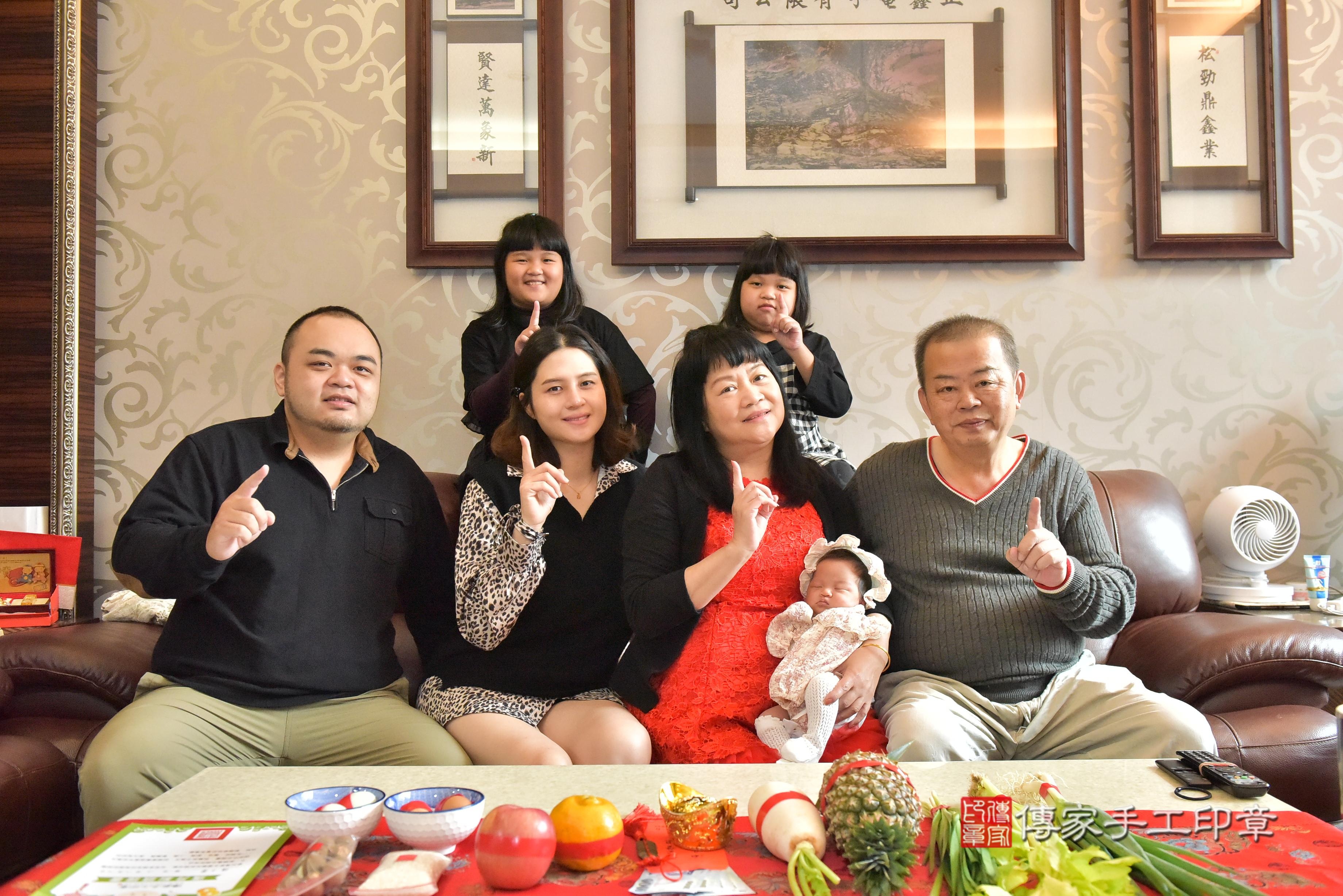 傳家手工印章台南店、抓周、度脺、中國風會場、傳家嬰兒古禮、吉祥話、抓周道具物品24種、拍照。抓周證書。寶寶抓周、滿周歲、生日快樂、祝福