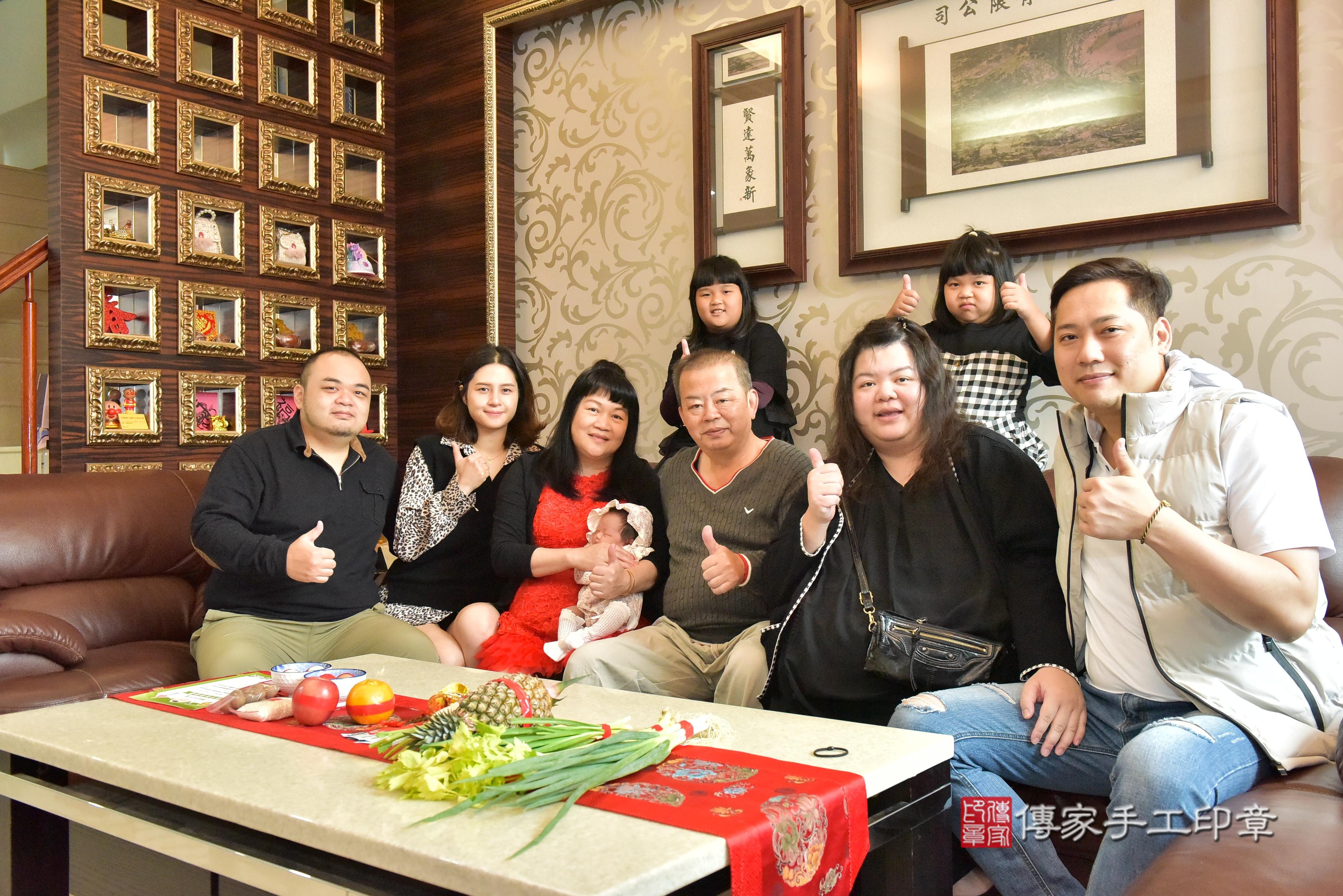 傳家手工印章台南店、抓周、度脺、中國風會場、傳家嬰兒古禮、吉祥話、抓周道具物品24種、拍照。抓周證書。寶寶抓周、滿周歲、生日快樂、祝福