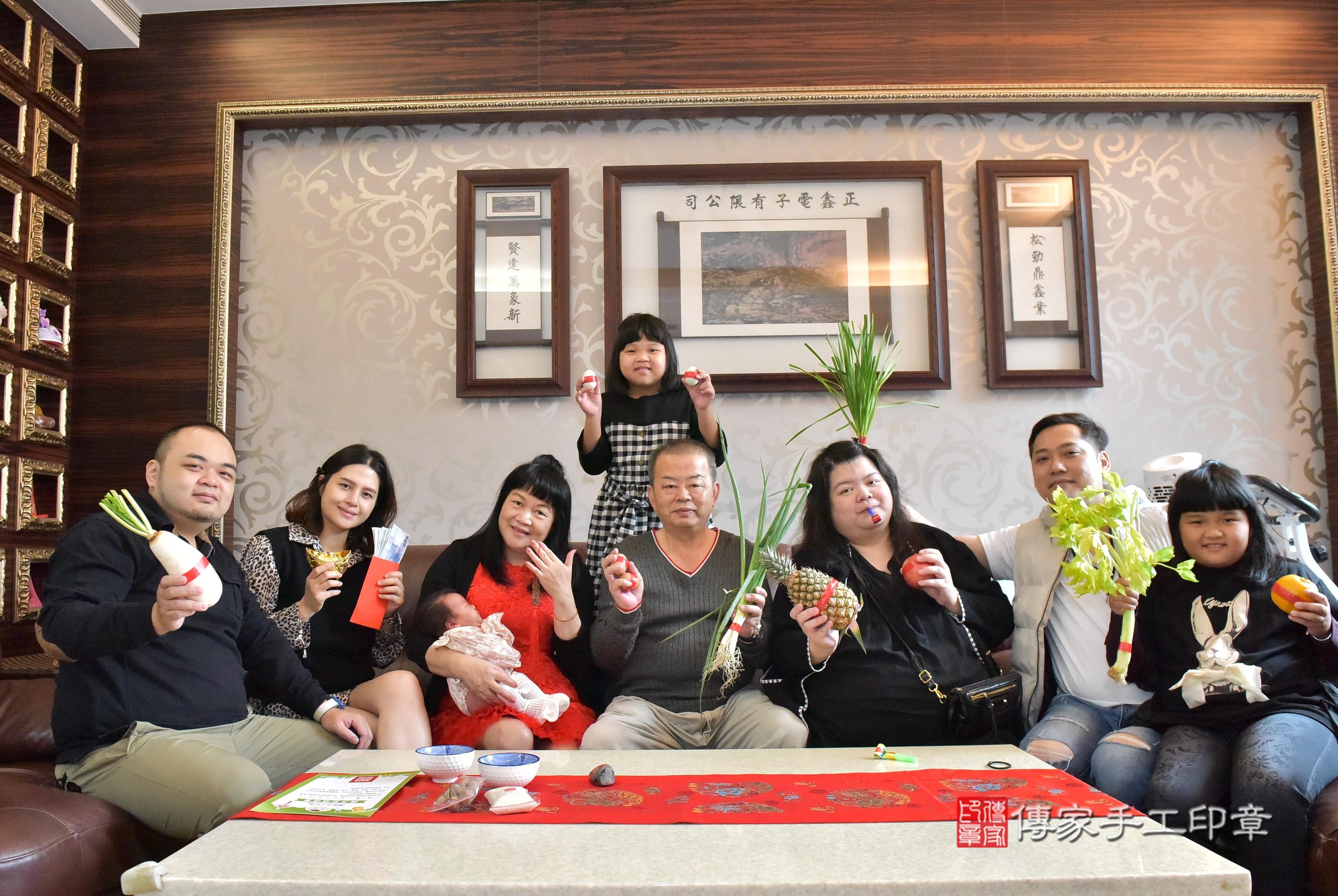 傳家手工印章台南店、抓周、度脺、中國風會場、傳家嬰兒古禮、吉祥話、抓周道具物品24種、拍照。抓周證書。寶寶抓周、滿周歲、生日快樂、祝福