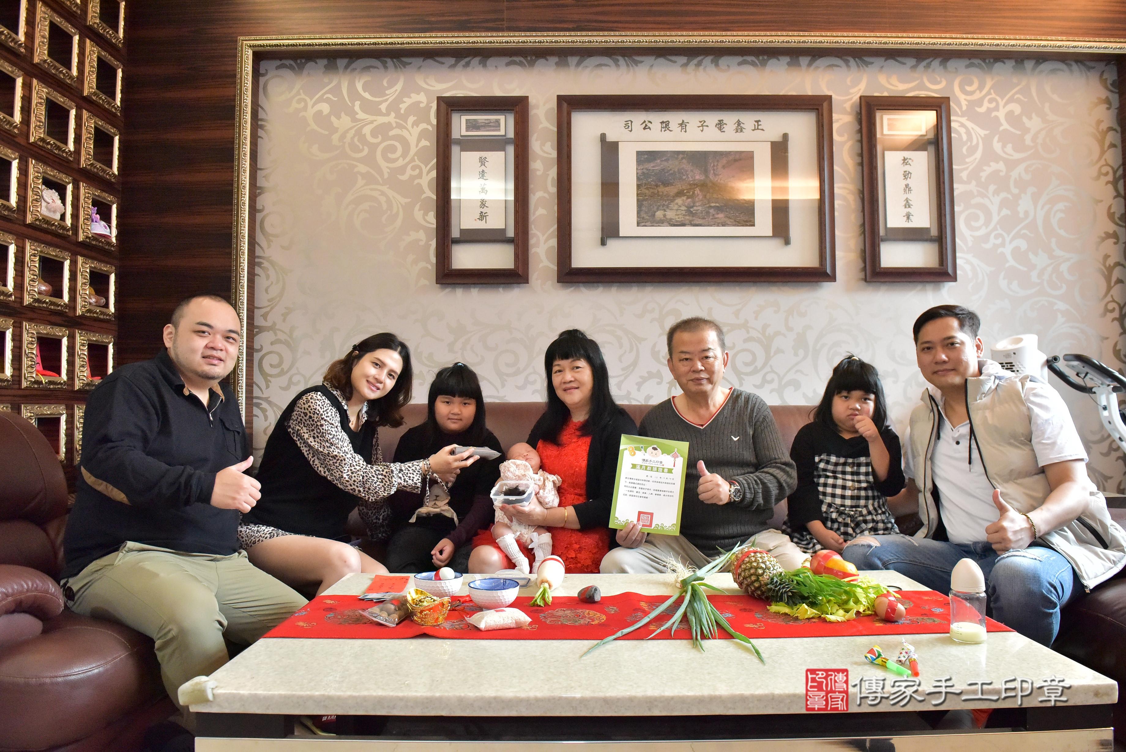 傳家手工印章台南店、抓周、度脺、中國風會場、傳家嬰兒古禮、吉祥話、抓周道具物品24種、拍照。抓周證書。寶寶抓周、滿周歲、生日快樂、祝福