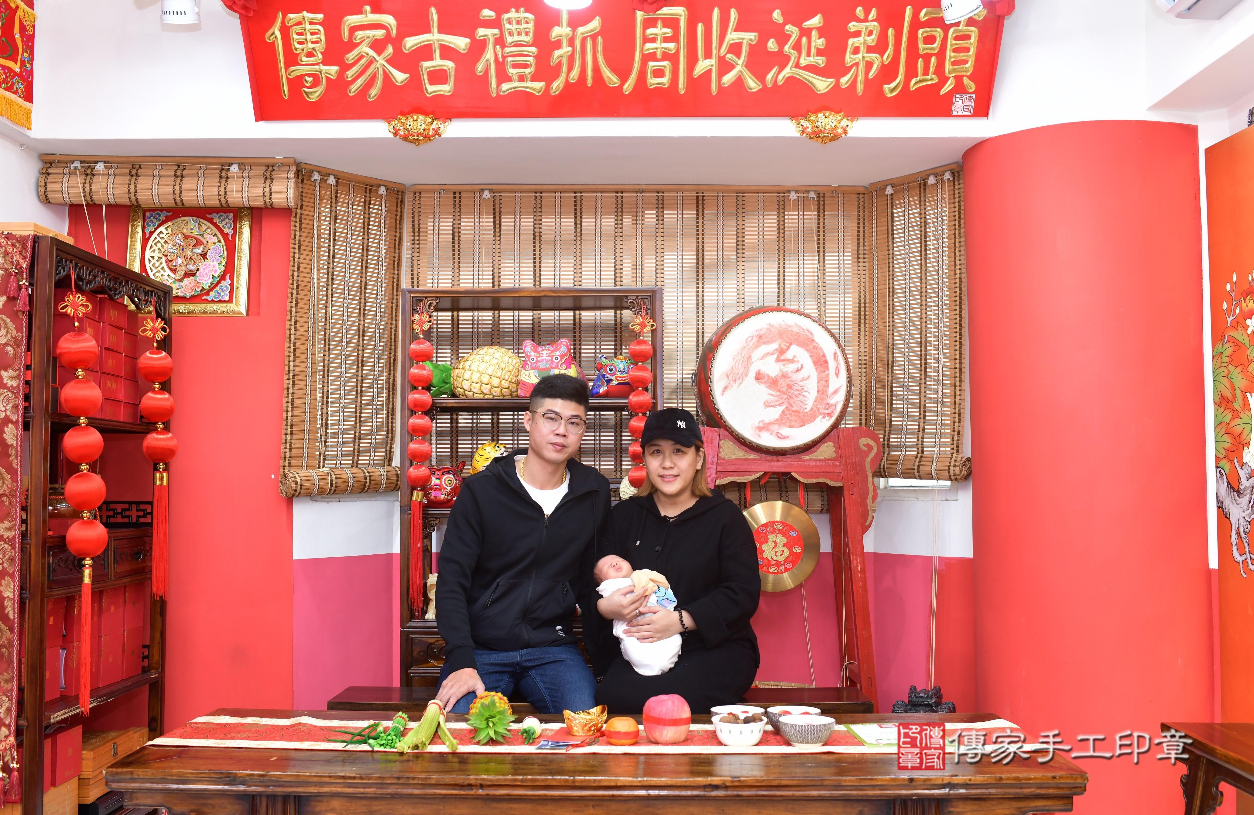 傳家手工印章台南店、抓周、度脺、中國風會場、傳家嬰兒古禮、吉祥話、抓周道具物品24種、拍照。抓周證書。寶寶抓周、滿周歲、生日快樂、祝福
