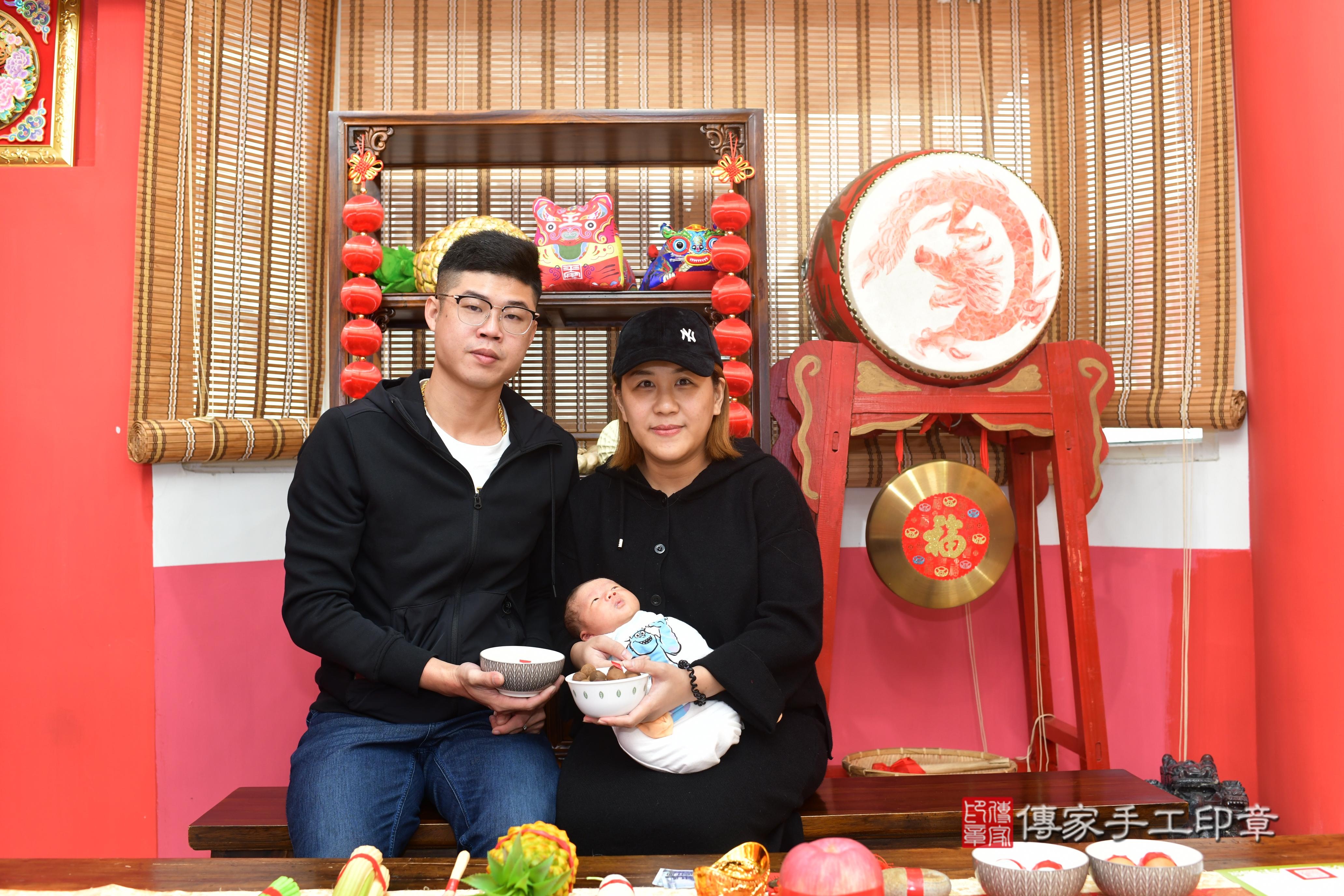 傳家手工印章台南店、抓周、度脺、中國風會場、傳家嬰兒古禮、吉祥話、抓周道具物品24種、拍照。抓周證書。寶寶抓周、滿周歲、生日快樂、祝福