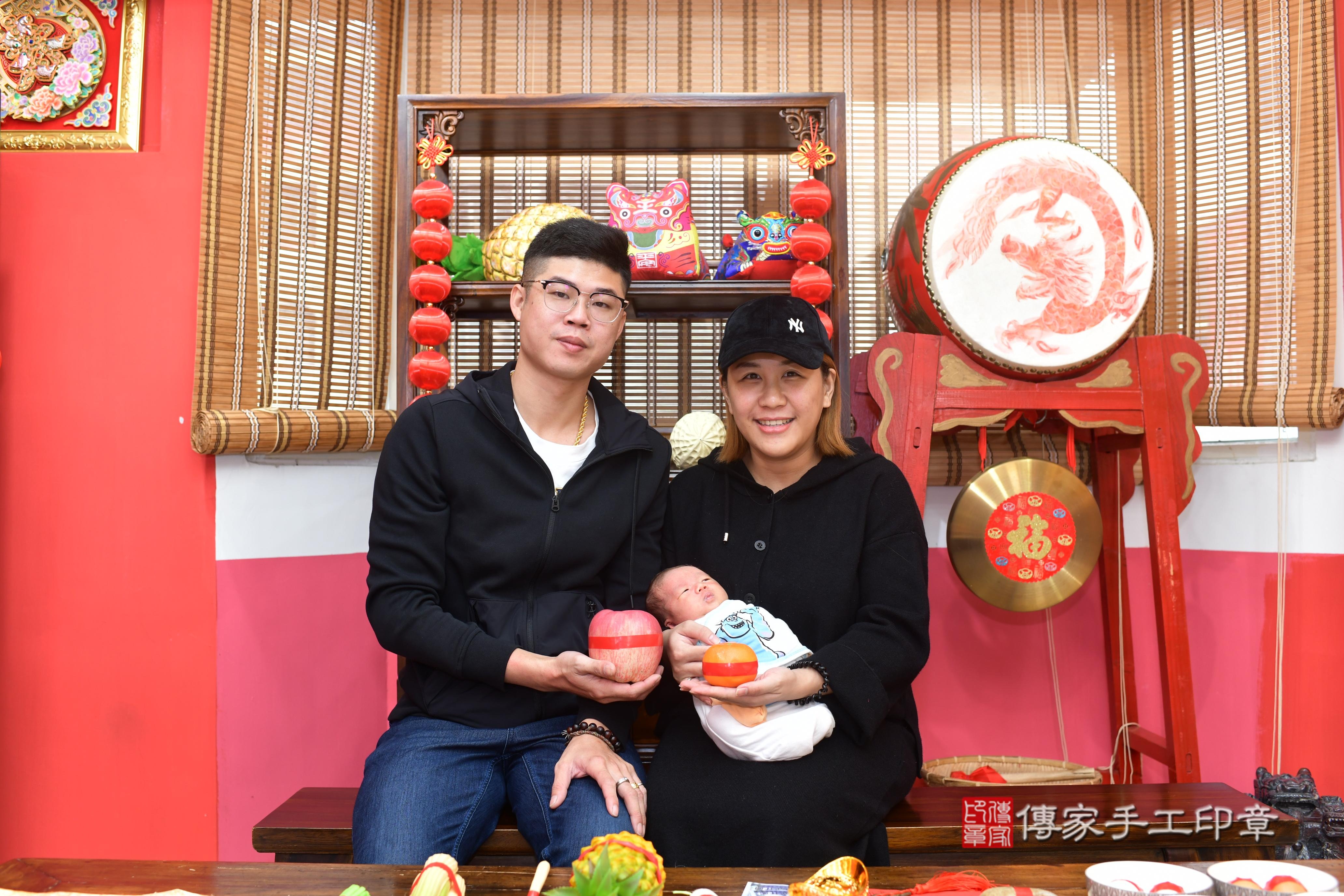傳家手工印章台南店、抓周、度脺、中國風會場、傳家嬰兒古禮、吉祥話、抓周道具物品24種、拍照。抓周證書。寶寶抓周、滿周歲、生日快樂、祝福