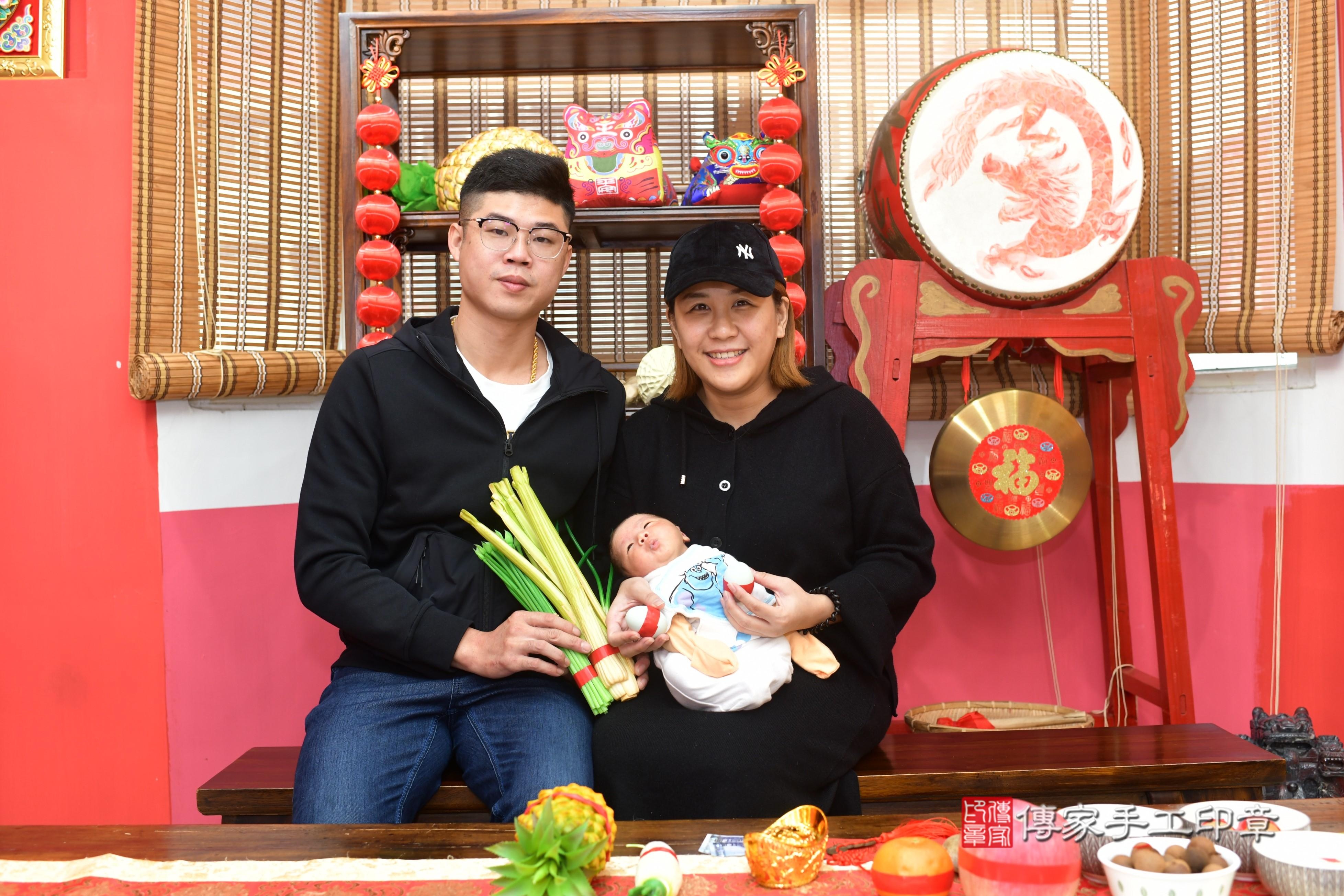 傳家手工印章台南店、抓周、度脺、中國風會場、傳家嬰兒古禮、吉祥話、抓周道具物品24種、拍照。抓周證書。寶寶抓周、滿周歲、生日快樂、祝福