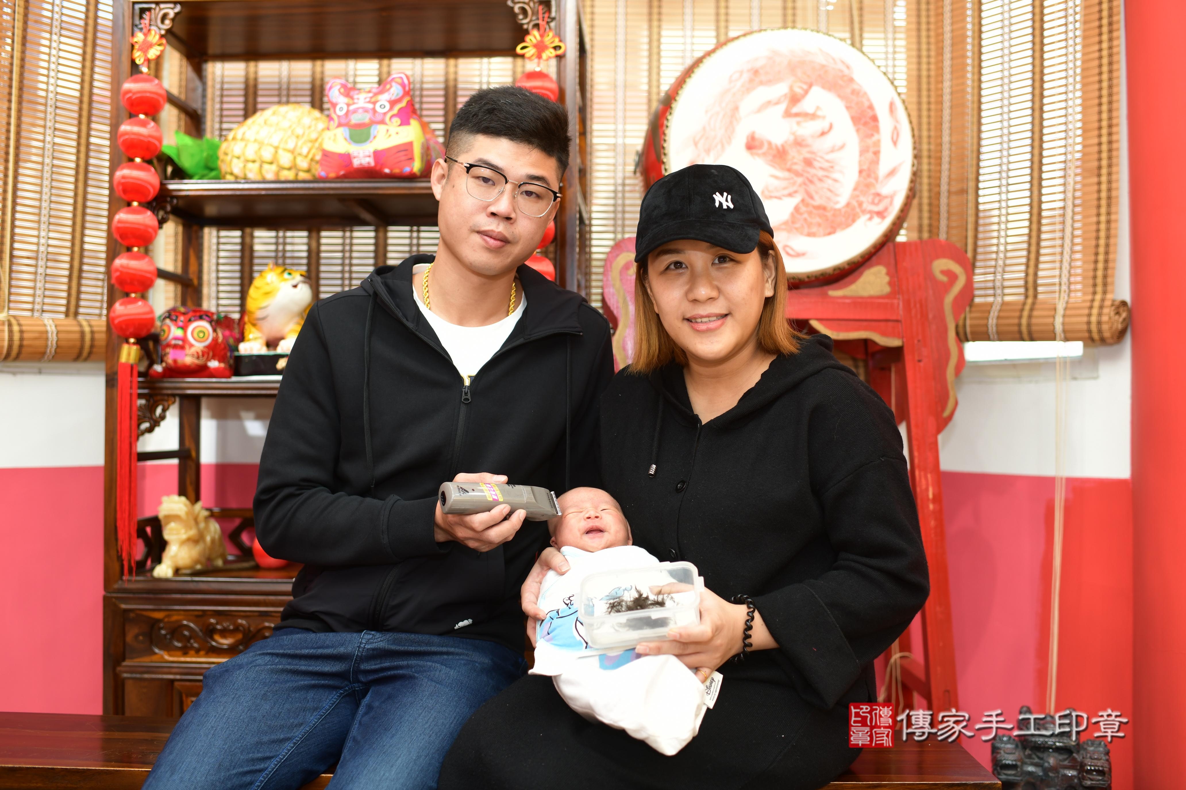 爸爸拿剃刀手勢輕柔，寓意對寶寶的呵護與祝福。