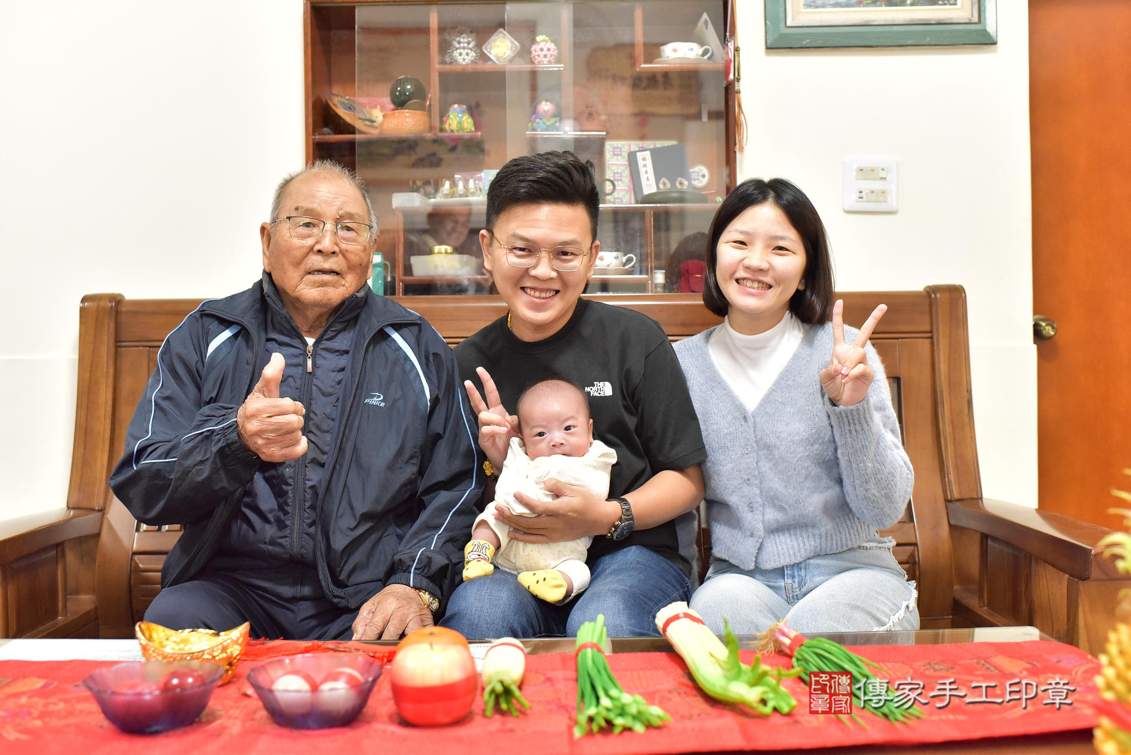傳家手工印章台南店、抓周、度脺、中國風會場、傳家嬰兒古禮、吉祥話、抓周道具物品24種、拍照。抓周證書。寶寶抓周、滿周歲、生日快樂、祝福
