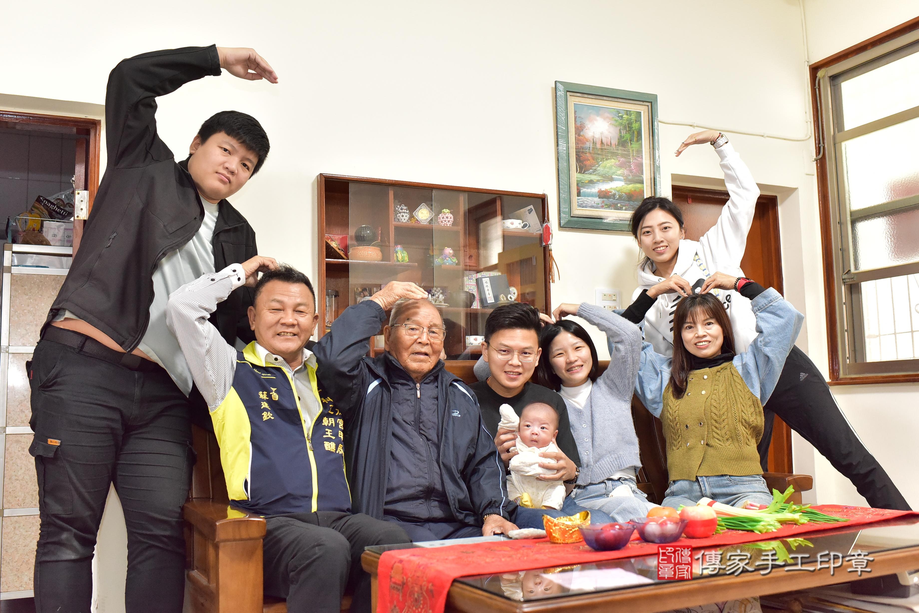傳家手工印章台南店、抓周、度脺、中國風會場、傳家嬰兒古禮、吉祥話、抓周道具物品24種、拍照。抓周證書。寶寶抓周、滿周歲、生日快樂、祝福
