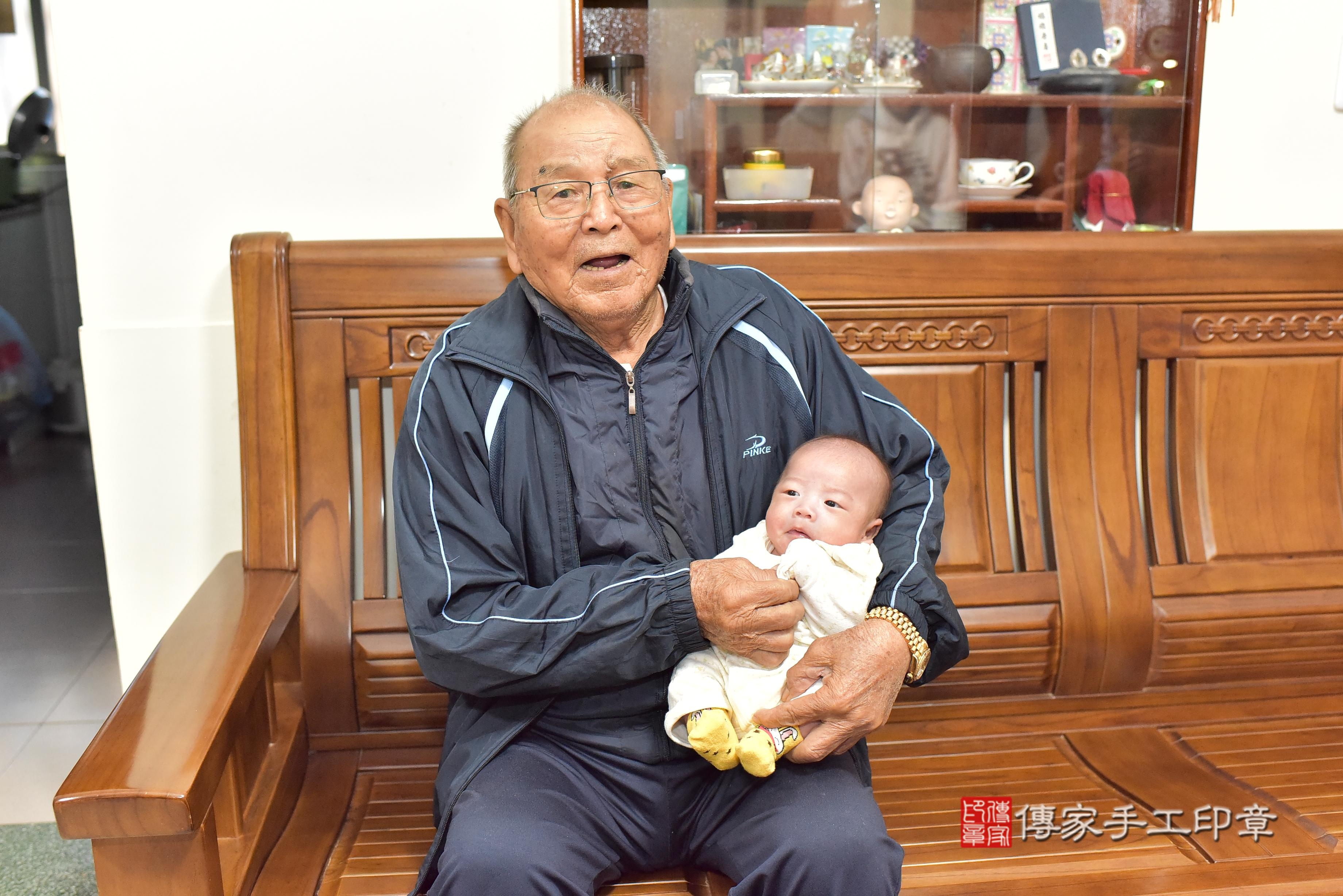傳家手工印章台南店、抓周、度脺、中國風會場、傳家嬰兒古禮、吉祥話、抓周道具物品24種、拍照。抓周證書。寶寶抓周、滿周歲、生日快樂、祝福