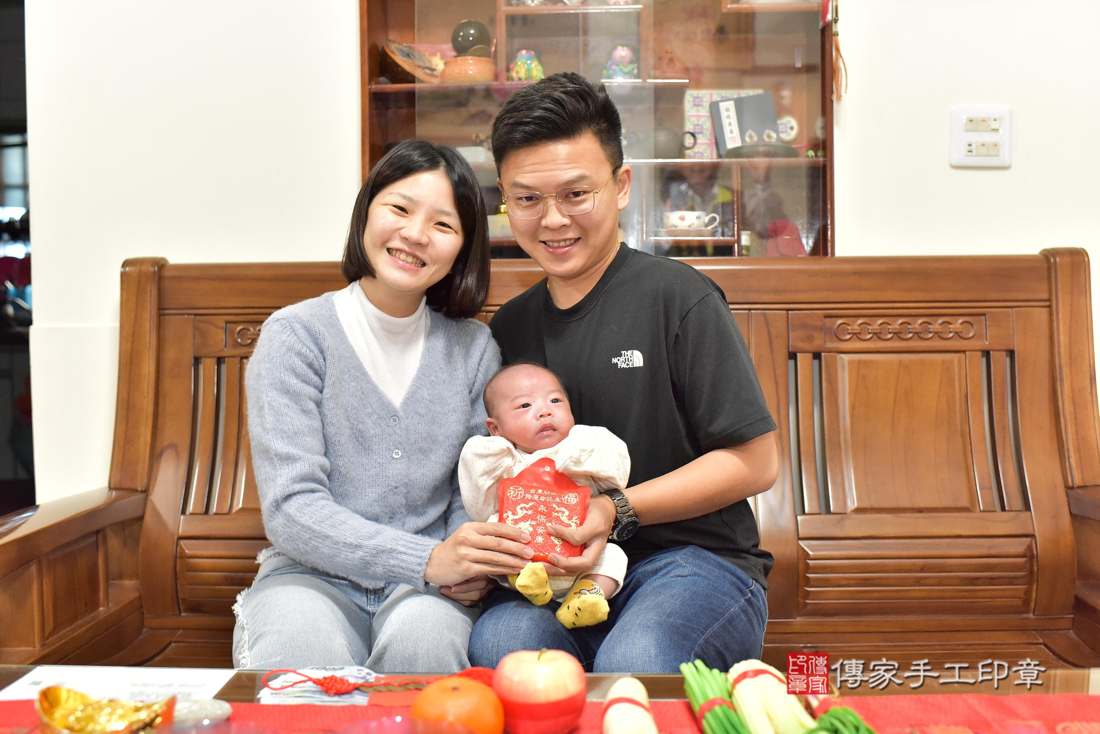 傳家手工印章台南店、抓周、度脺、中國風會場、傳家嬰兒古禮、吉祥話、抓周道具物品24種、拍照。抓周證書。寶寶抓周、滿周歲、生日快樂、祝福