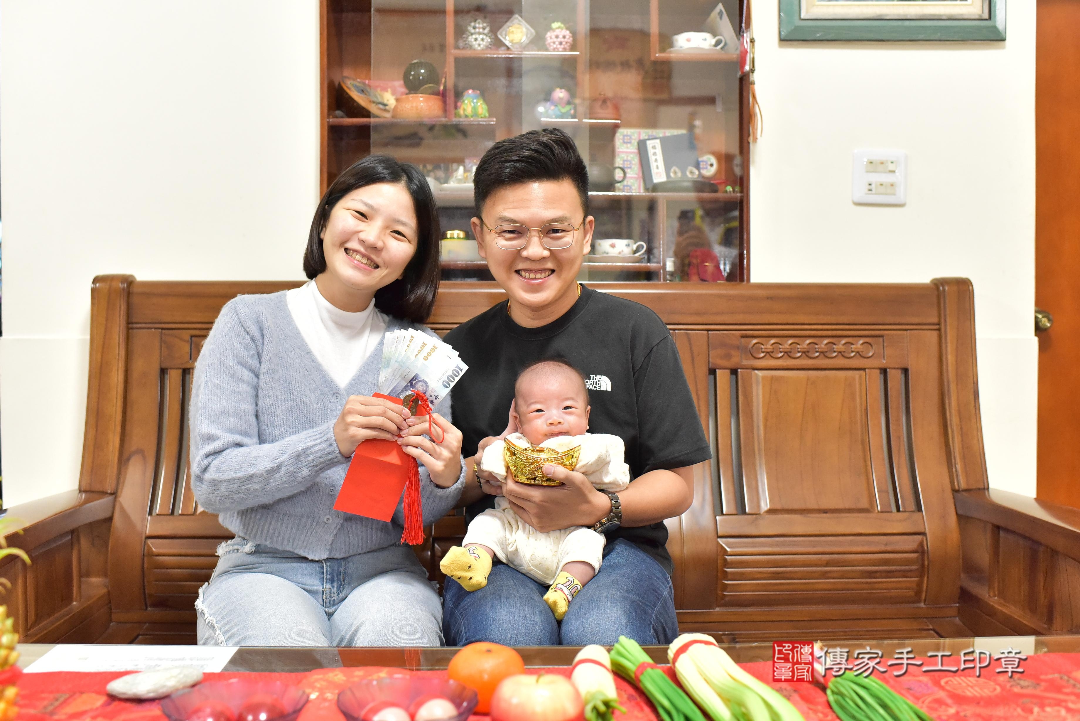 傳家手工印章台南店、抓周、度脺、中國風會場、傳家嬰兒古禮、吉祥話、抓周道具物品24種、拍照。抓周證書。寶寶抓周、滿周歲、生日快樂、祝福