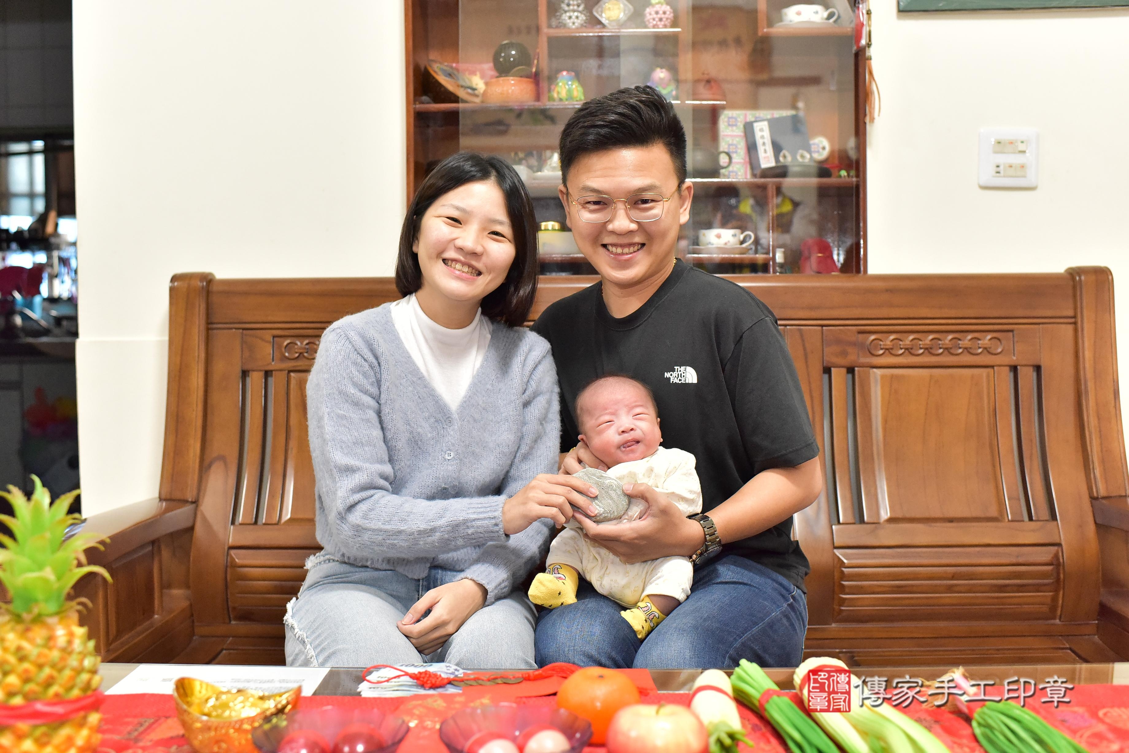 傳家手工印章台南店、抓周、度脺、中國風會場、傳家嬰兒古禮、吉祥話、抓周道具物品24種、拍照。抓周證書。寶寶抓周、滿周歲、生日快樂、祝福