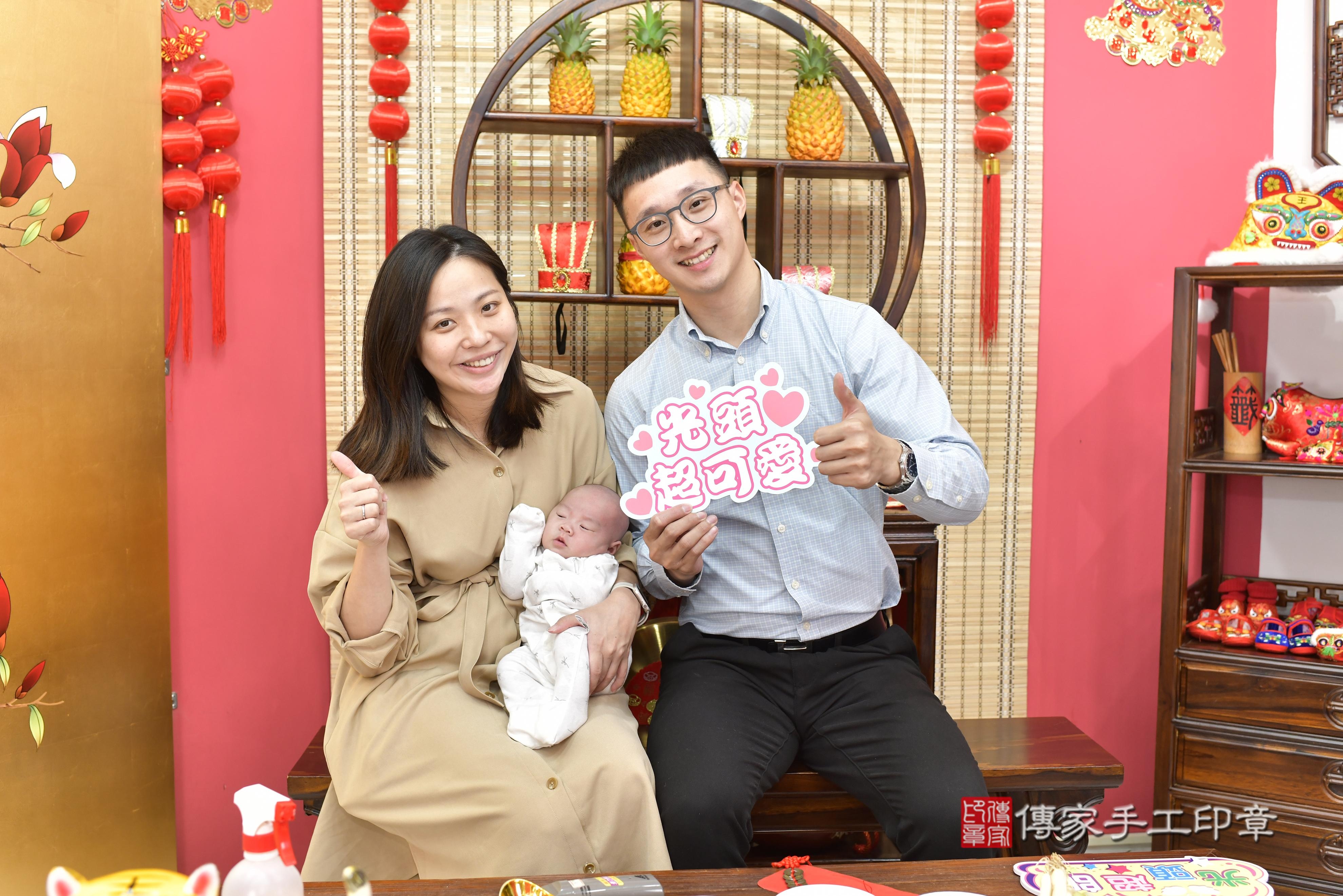 剃頭前，幫寶貝披上喜氣的剃頭披風覆蓋全身，象徵祝福與吉祥。  也帶有一種「庇護」的象徵，寓意寶寶未來能受到保護、平安順遂。
