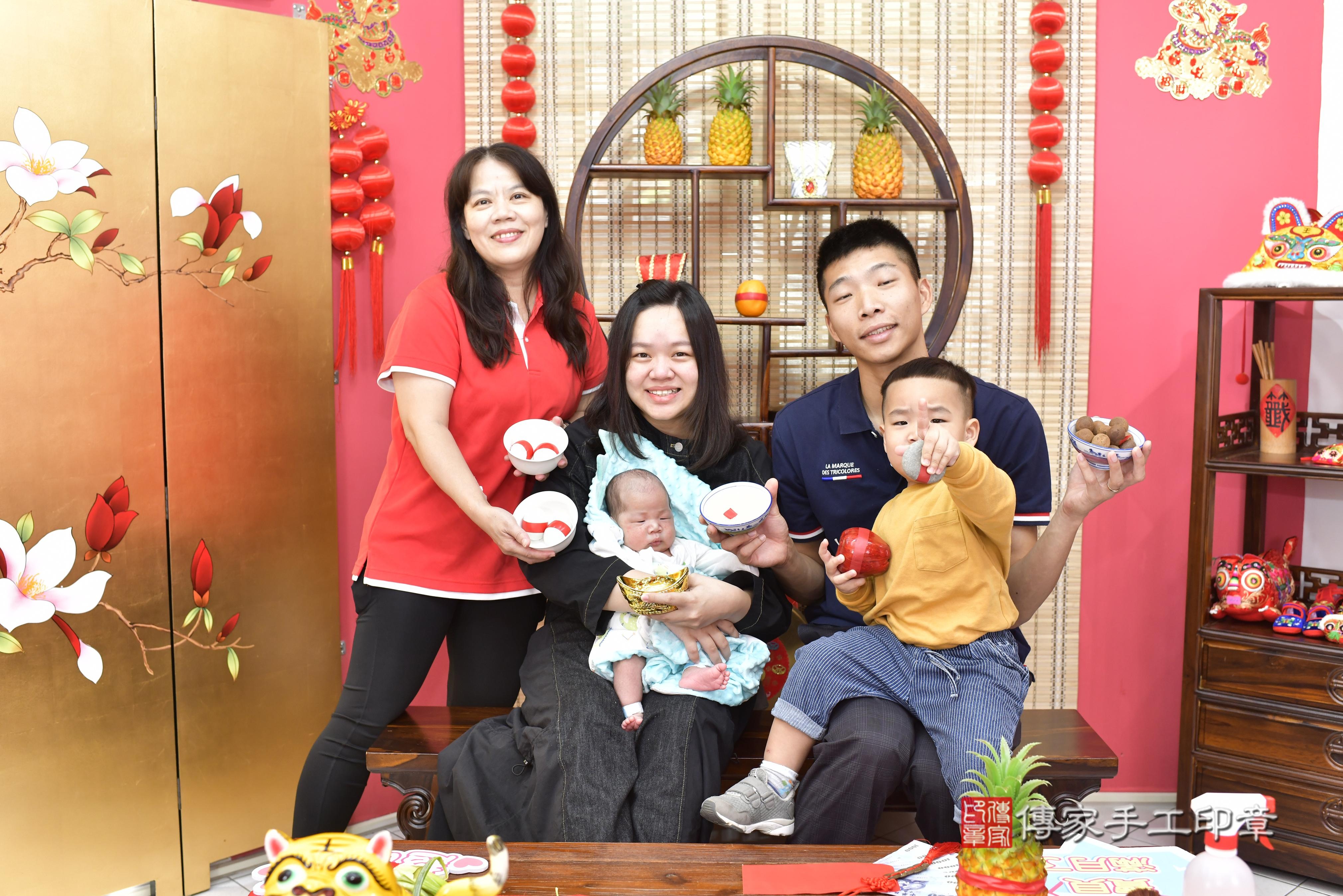 傳家手工印章新竹店、抓周、度脺、中國風會場、傳家嬰兒古禮、吉祥話、抓周道具物品24種、拍照。抓周證書。寶寶抓周、滿周歲、生日快樂、祝福