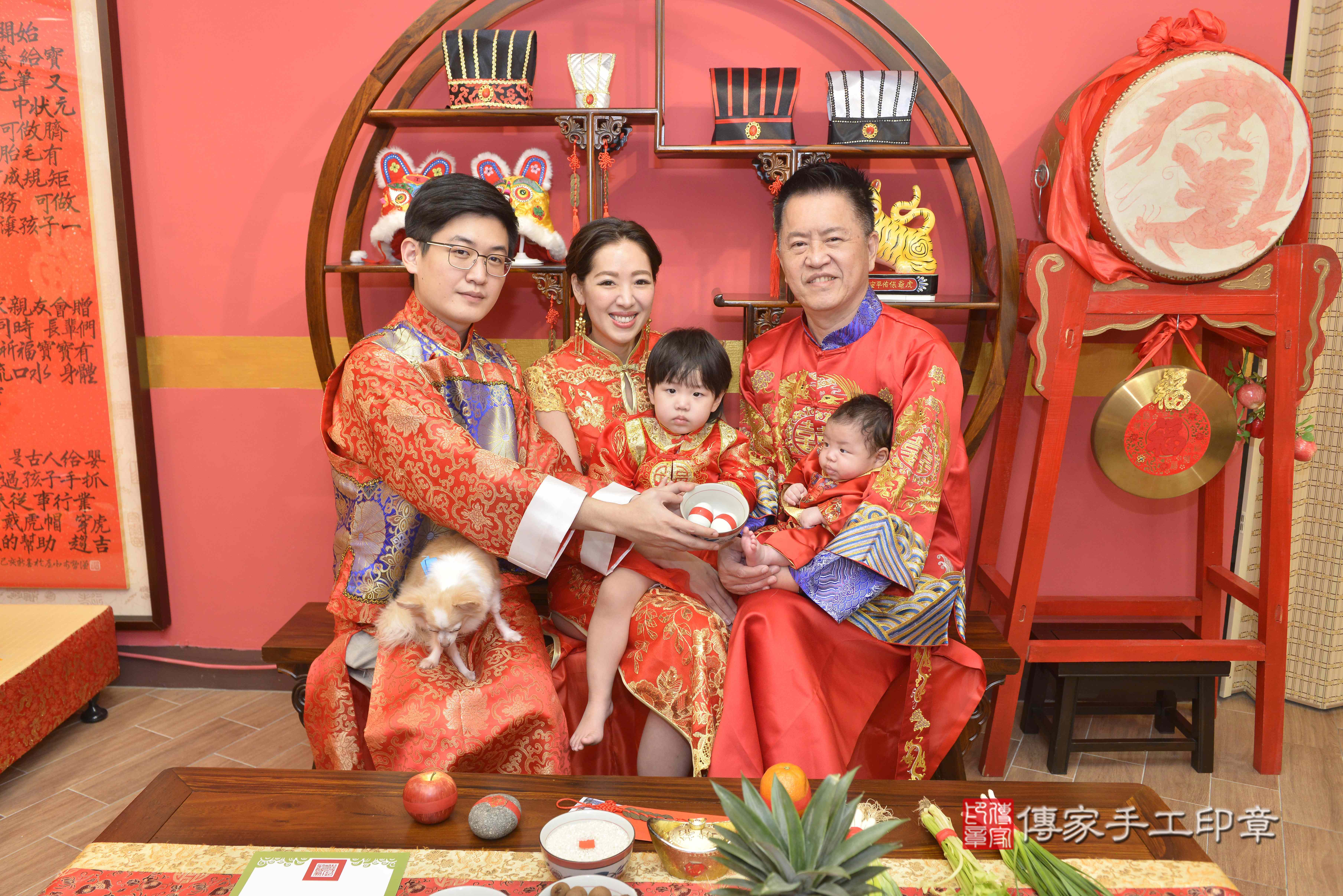 傳家手工印章新北店、抓周、度脺、中國風會場、傳家嬰兒古禮、吉祥話、抓周道具物品24種、拍照。抓周證書。寶寶抓周、滿周歲、生日快樂、祝福
