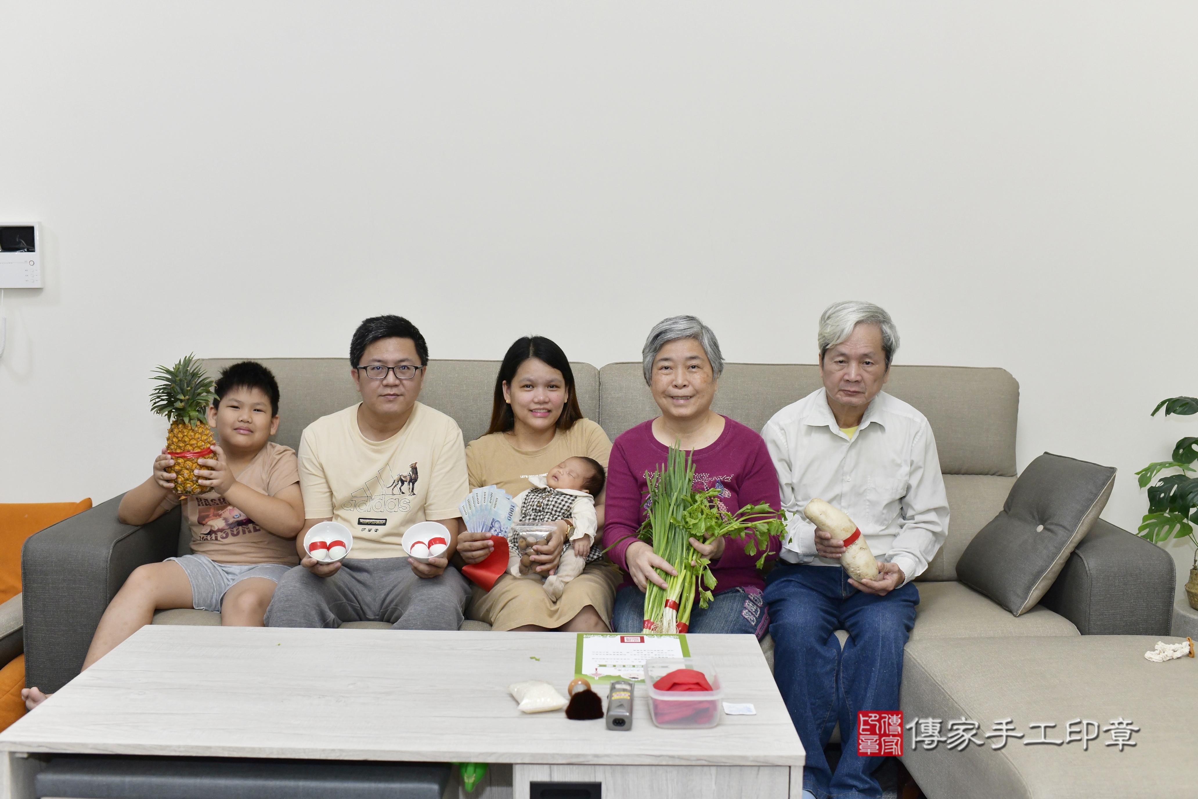 傳家手工印章新竹店、抓周、度脺、中國風會場、傳家嬰兒古禮、吉祥話、抓周道具物品24種、拍照。抓周證書。寶寶抓周、滿周歲、生日快樂、祝福