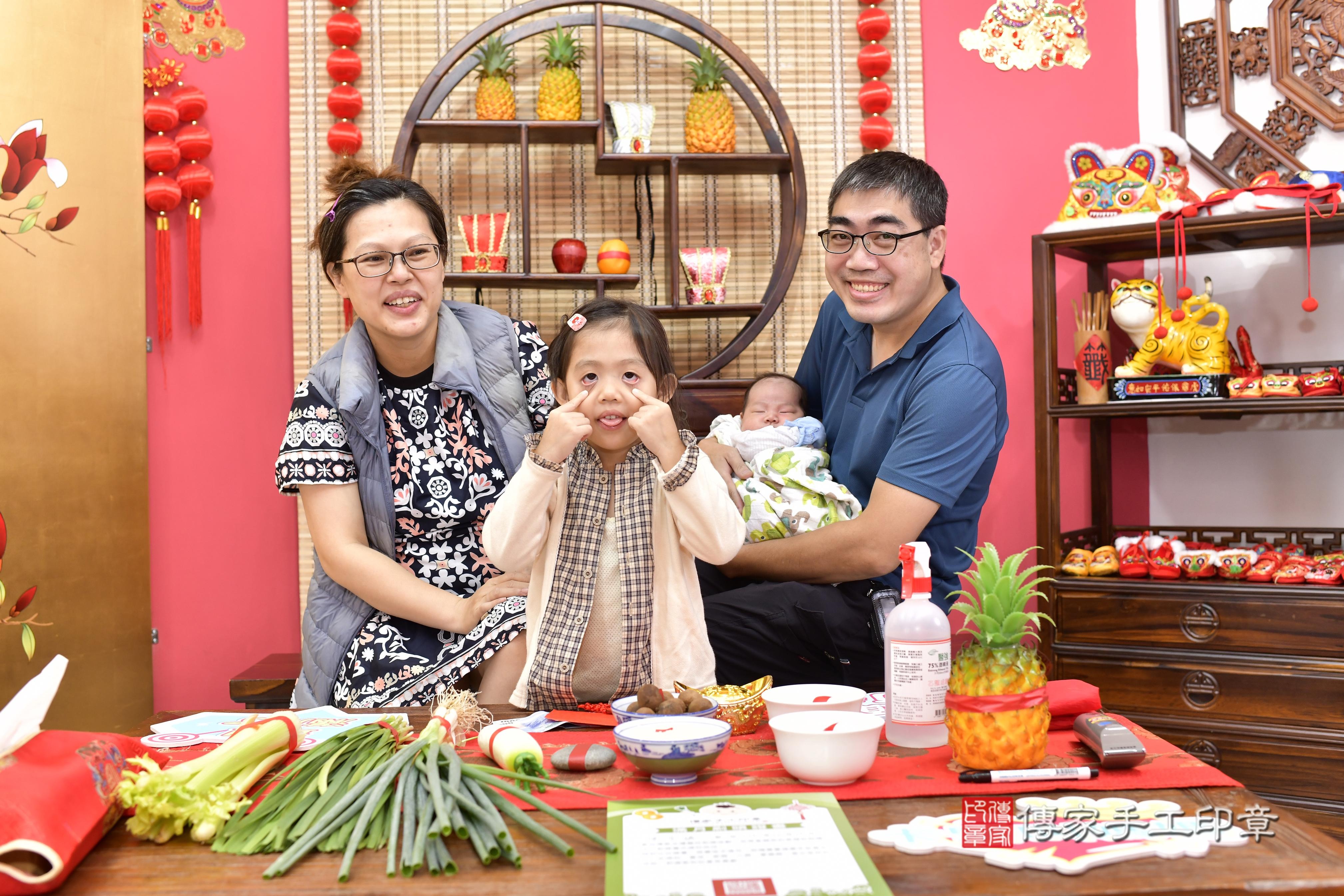 傳家手工印章新竹店、抓周、度脺、中國風會場、傳家嬰兒古禮、吉祥話、抓周道具物品24種、拍照。抓周證書。寶寶抓周、滿周歲、生日快樂、祝福