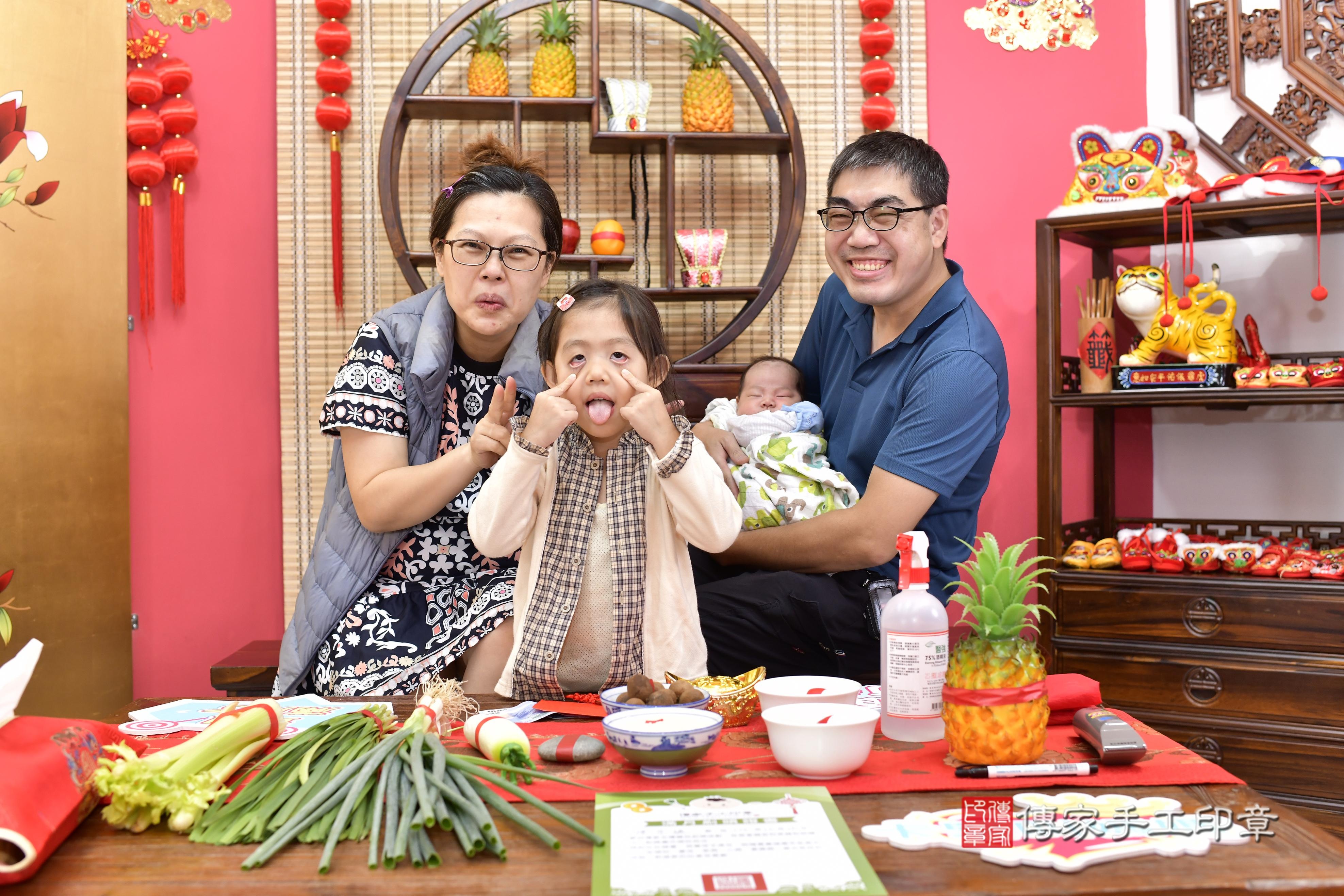 傳家手工印章新竹店、抓周、度脺、中國風會場、傳家嬰兒古禮、吉祥話、抓周道具物品24種、拍照。抓周證書。寶寶抓周、滿周歲、生日快樂、祝福