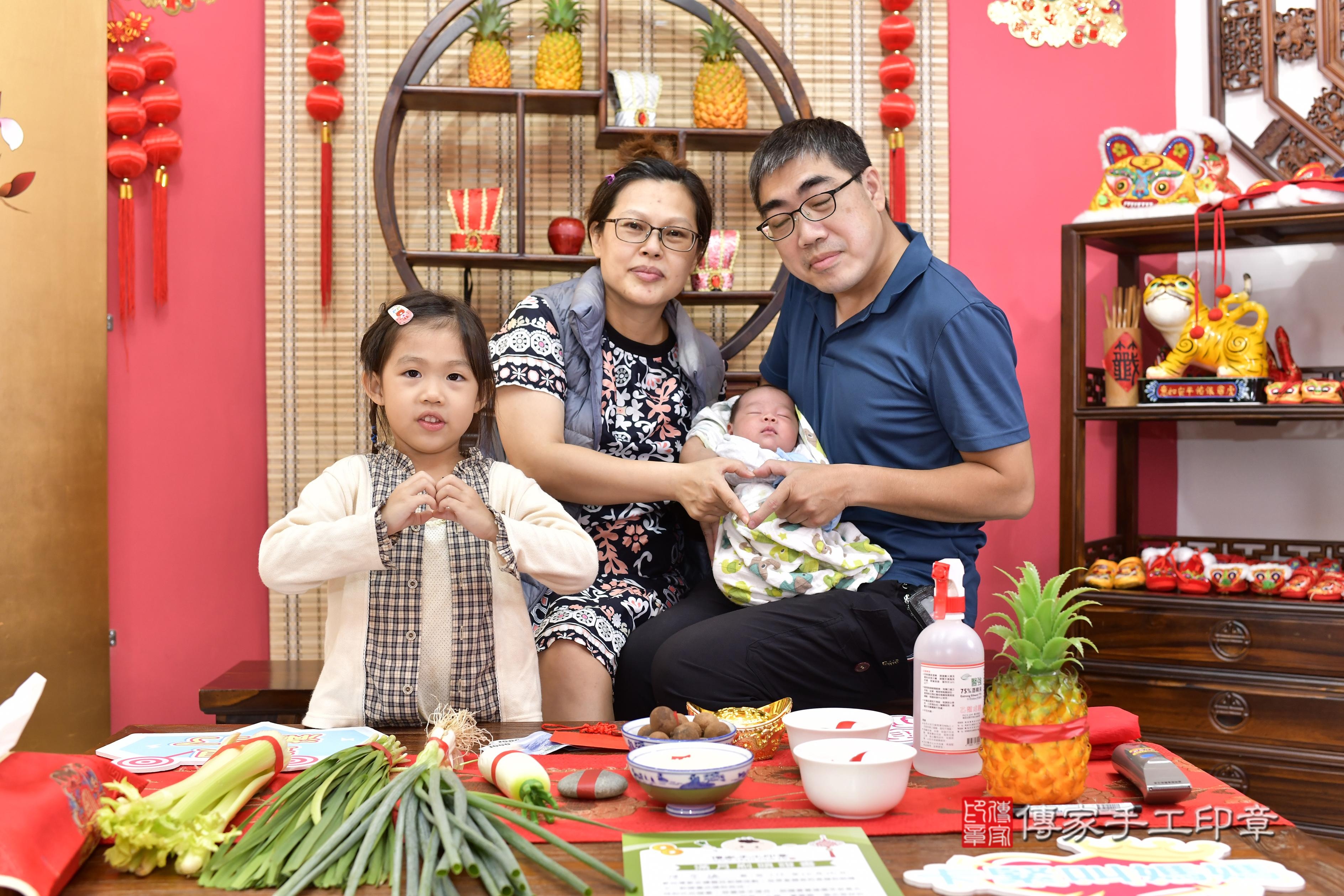 傳家手工印章新竹店、抓周、度脺、中國風會場、傳家嬰兒古禮、吉祥話、抓周道具物品24種、拍照。抓周證書。寶寶抓周、滿周歲、生日快樂、祝福