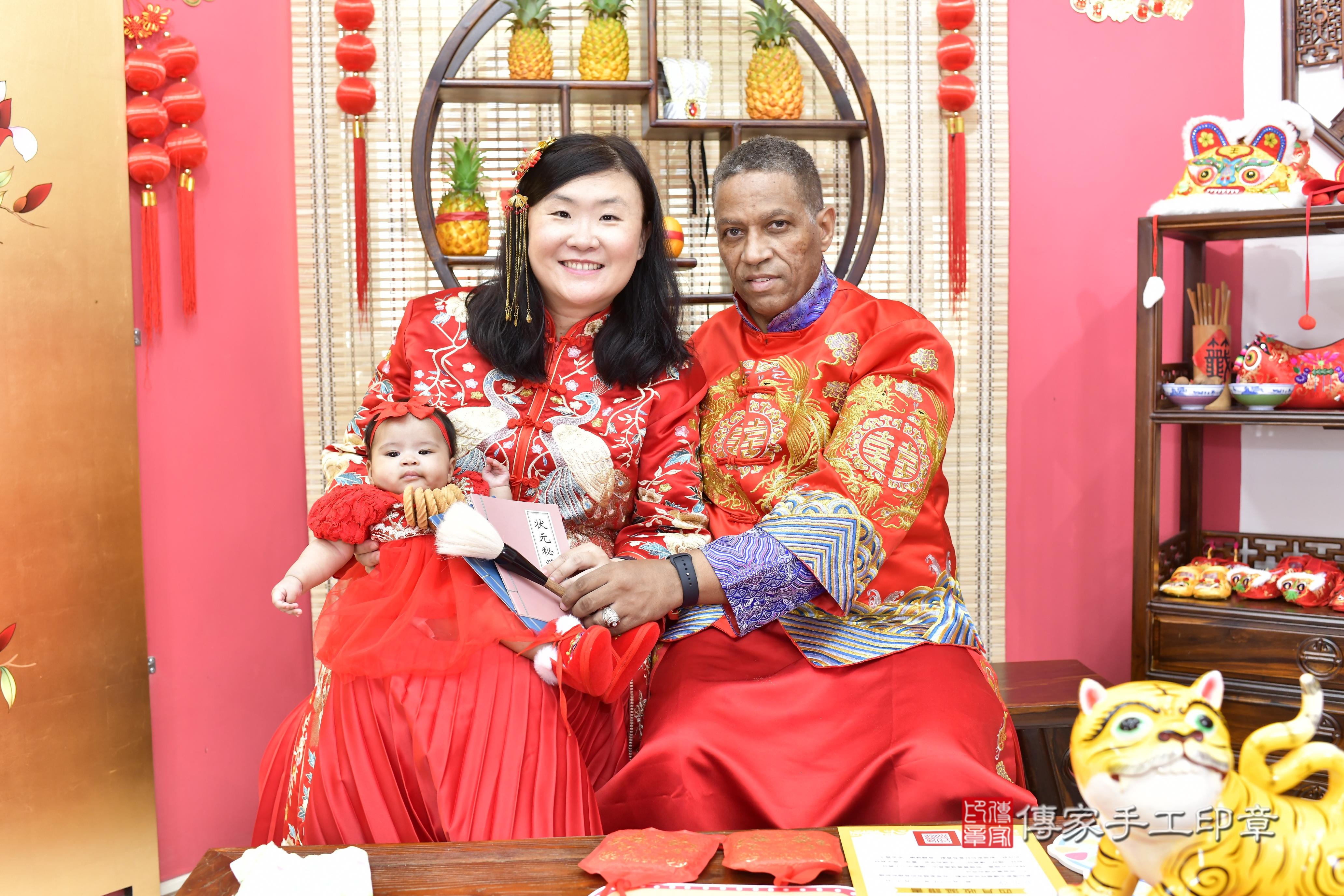 傳家手工印章新竹店、抓周、度脺、中國風會場、傳家嬰兒古禮、吉祥話、抓周道具物品24種、拍照。抓周證書。寶寶抓周、滿周歲、生日快樂、祝福