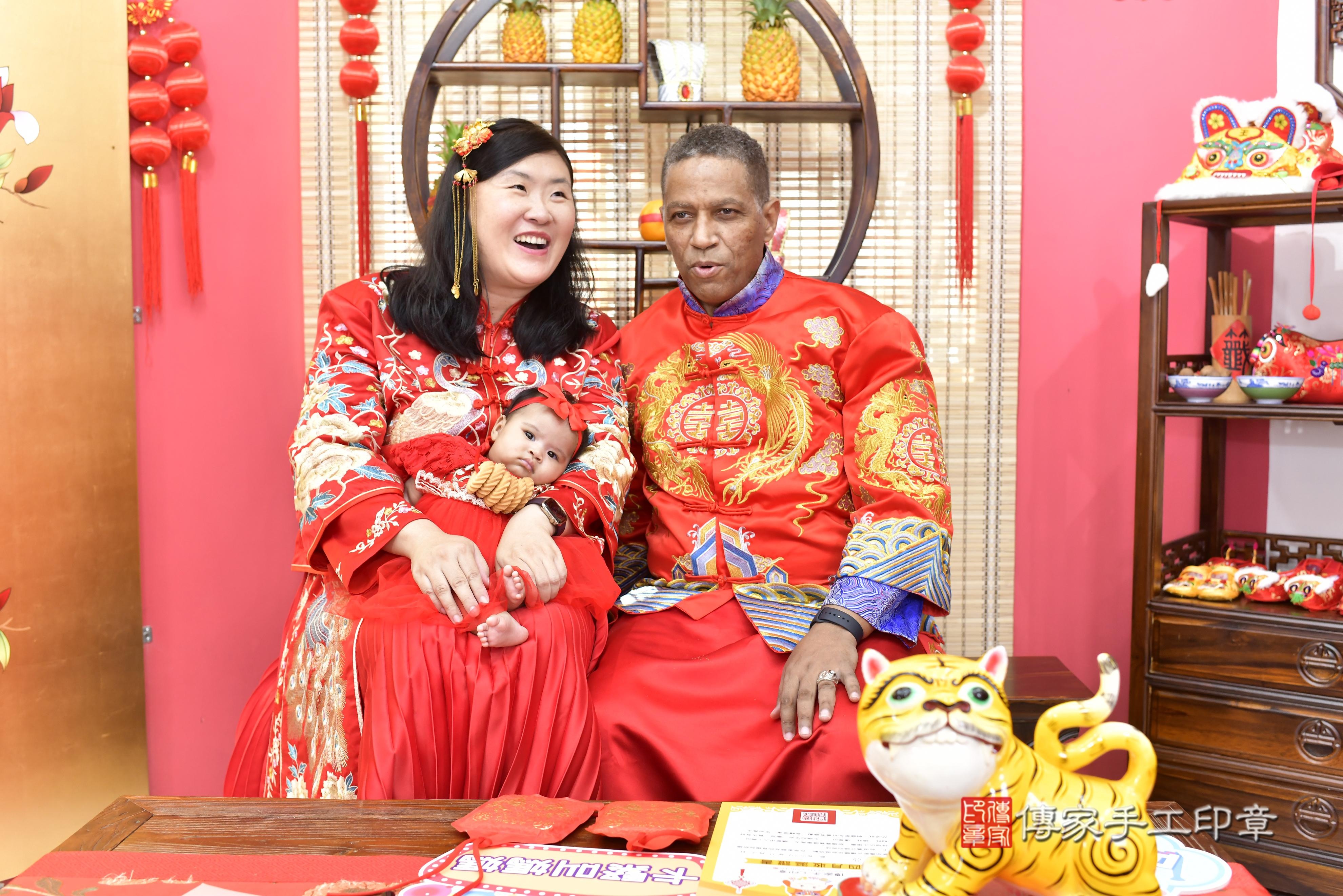 傳家手工印章新竹店、抓周、度脺、中國風會場、傳家嬰兒古禮、吉祥話、抓周道具物品24種、拍照。抓周證書。寶寶抓周、滿周歲、生日快樂、祝福