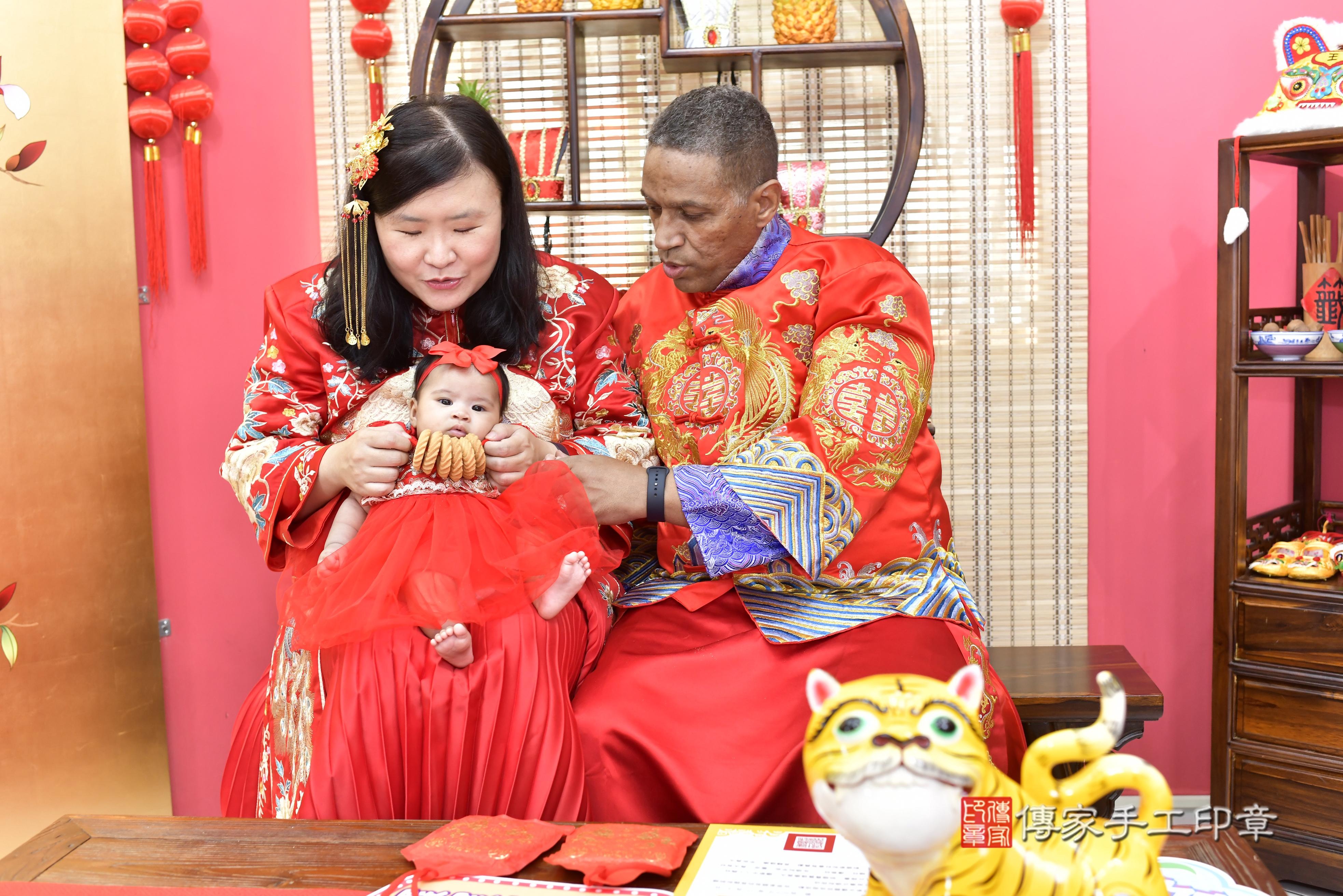 傳家手工印章新竹店、抓周、度脺、中國風會場、傳家嬰兒古禮、吉祥話、抓周道具物品24種、拍照。抓周證書。寶寶抓周、滿周歲、生日快樂、祝福