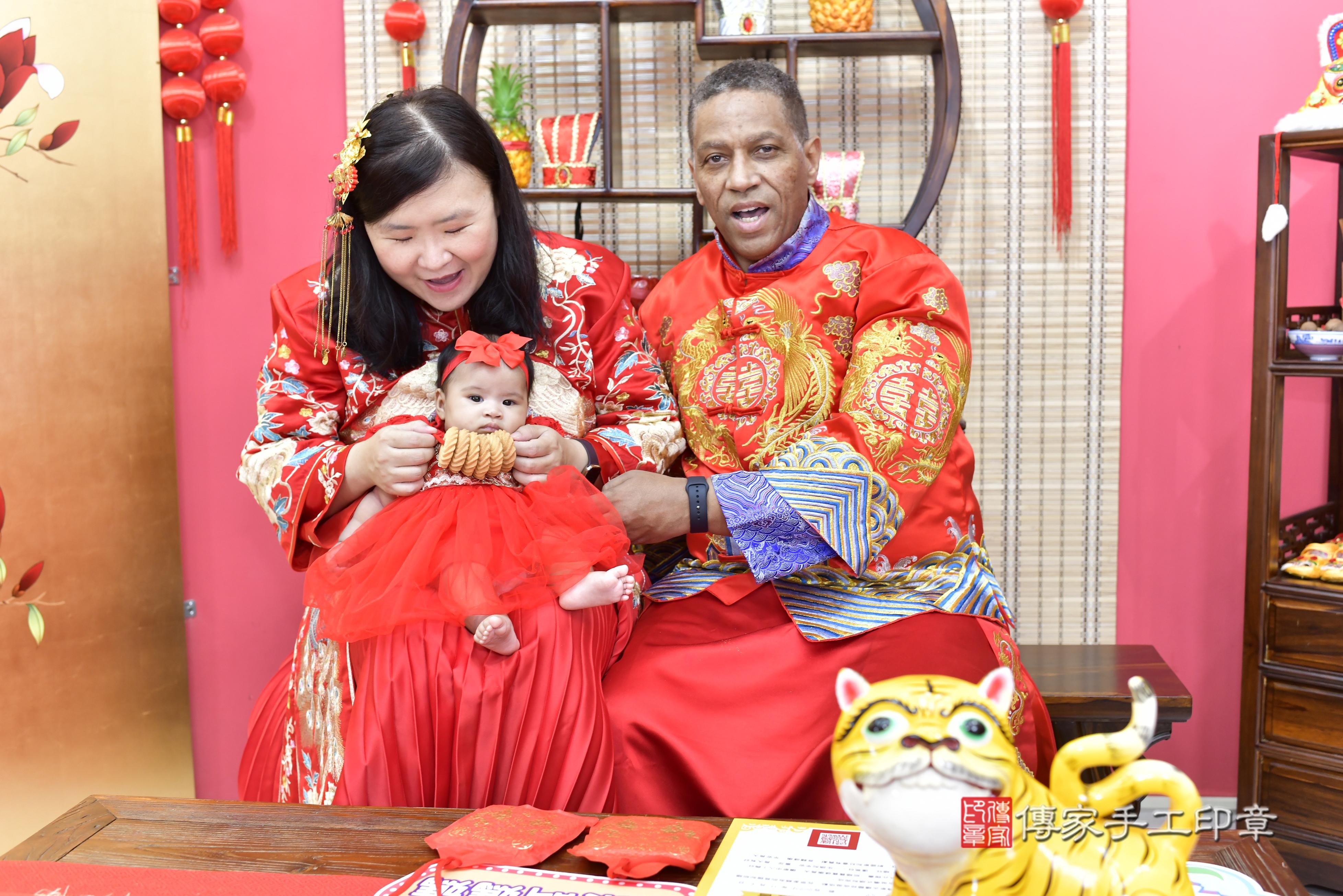 傳家手工印章新竹店、抓周、度脺、中國風會場、傳家嬰兒古禮、吉祥話、抓周道具物品24種、拍照。抓周證書。寶寶抓周、滿周歲、生日快樂、祝福