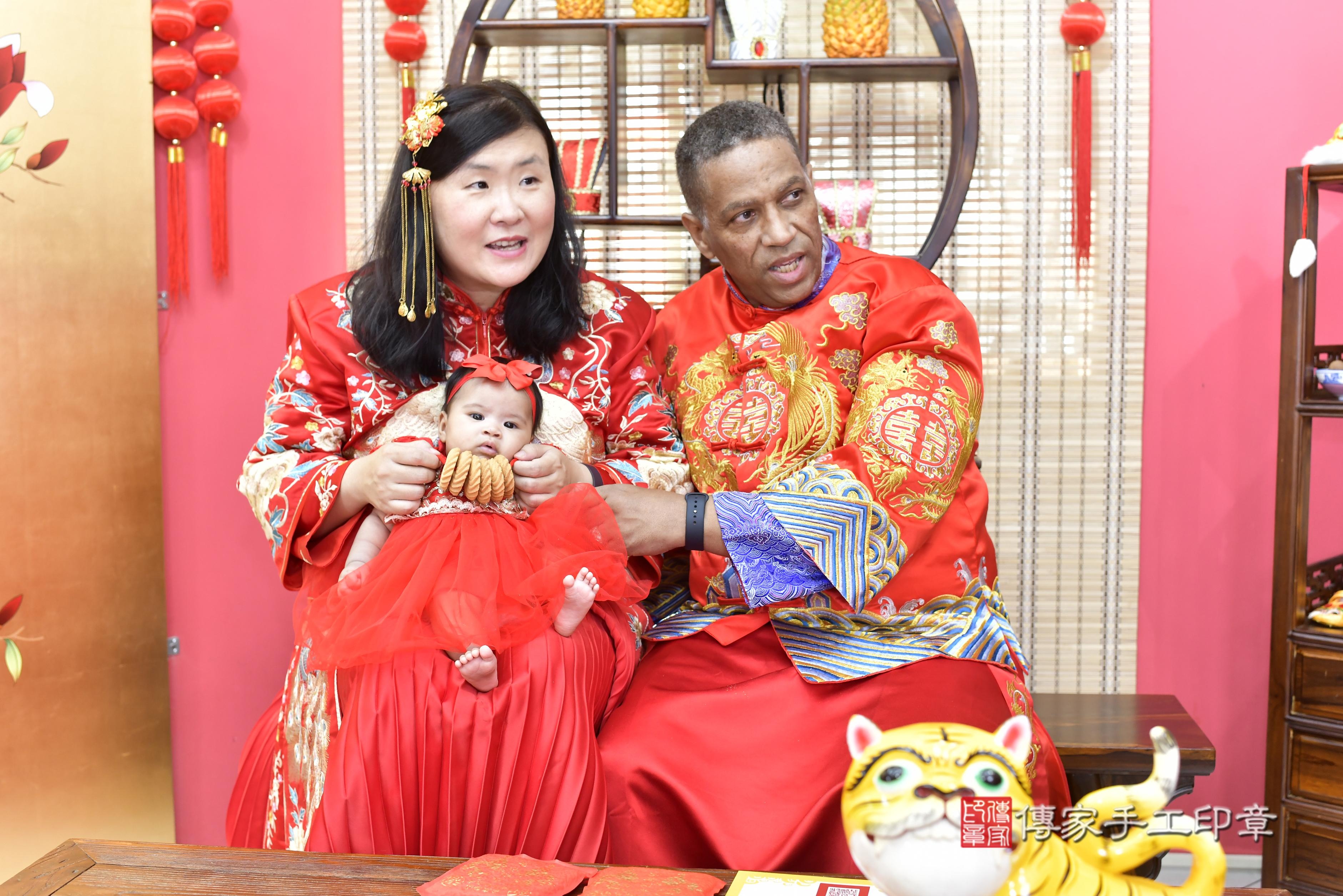 傳家手工印章新竹店、抓周、度脺、中國風會場、傳家嬰兒古禮、吉祥話、抓周道具物品24種、拍照。抓周證書。寶寶抓周、滿周歲、生日快樂、祝福