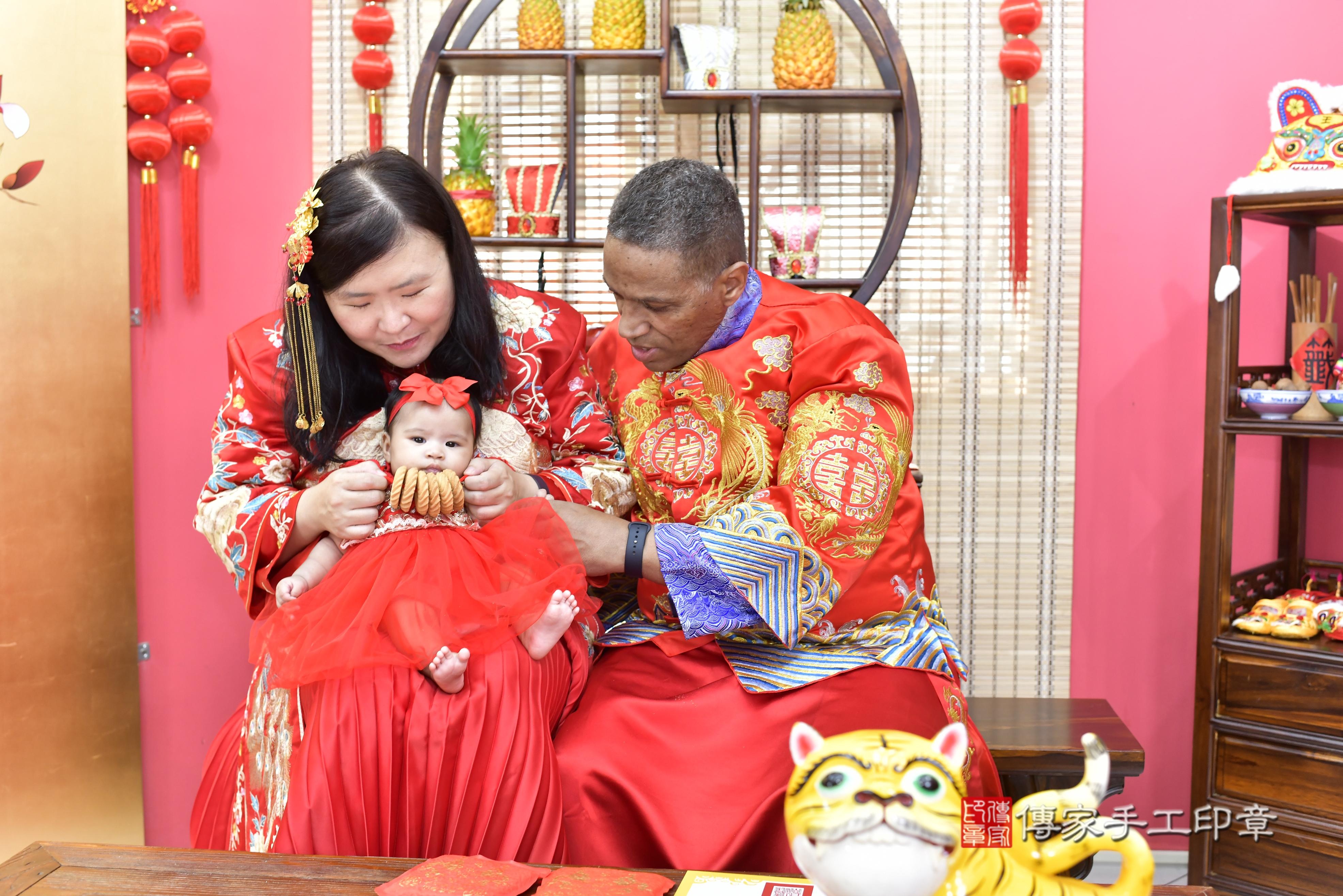 傳家手工印章新竹店、抓周、度脺、中國風會場、傳家嬰兒古禮、吉祥話、抓周道具物品24種、拍照。抓周證書。寶寶抓周、滿周歲、生日快樂、祝福