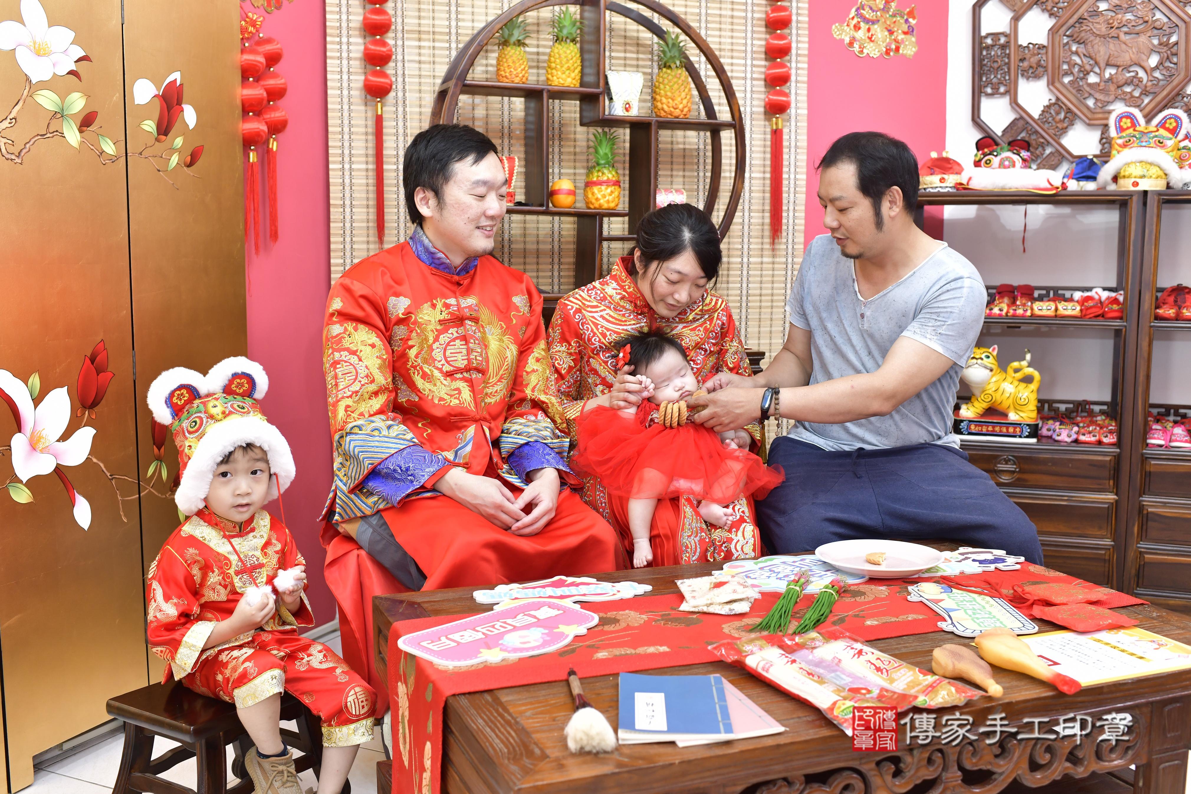 傳家手工印章新竹店、抓周、度脺、中國風會場、傳家嬰兒古禮、吉祥話、抓周道具物品24種、拍照。抓周證書。寶寶抓周、滿周歲、生日快樂、祝福