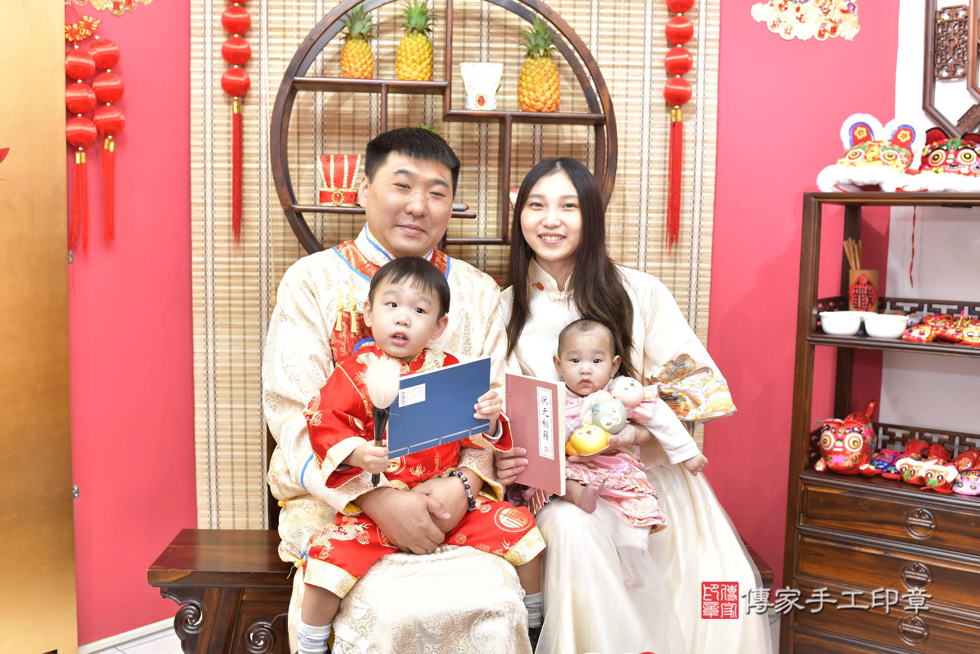 傳家手工印章新竹店、抓周、度脺、中國風會場、傳家嬰兒古禮、吉祥話、抓周道具物品24種、拍照。抓周證書。寶寶抓周、滿周歲、生日快樂、祝福