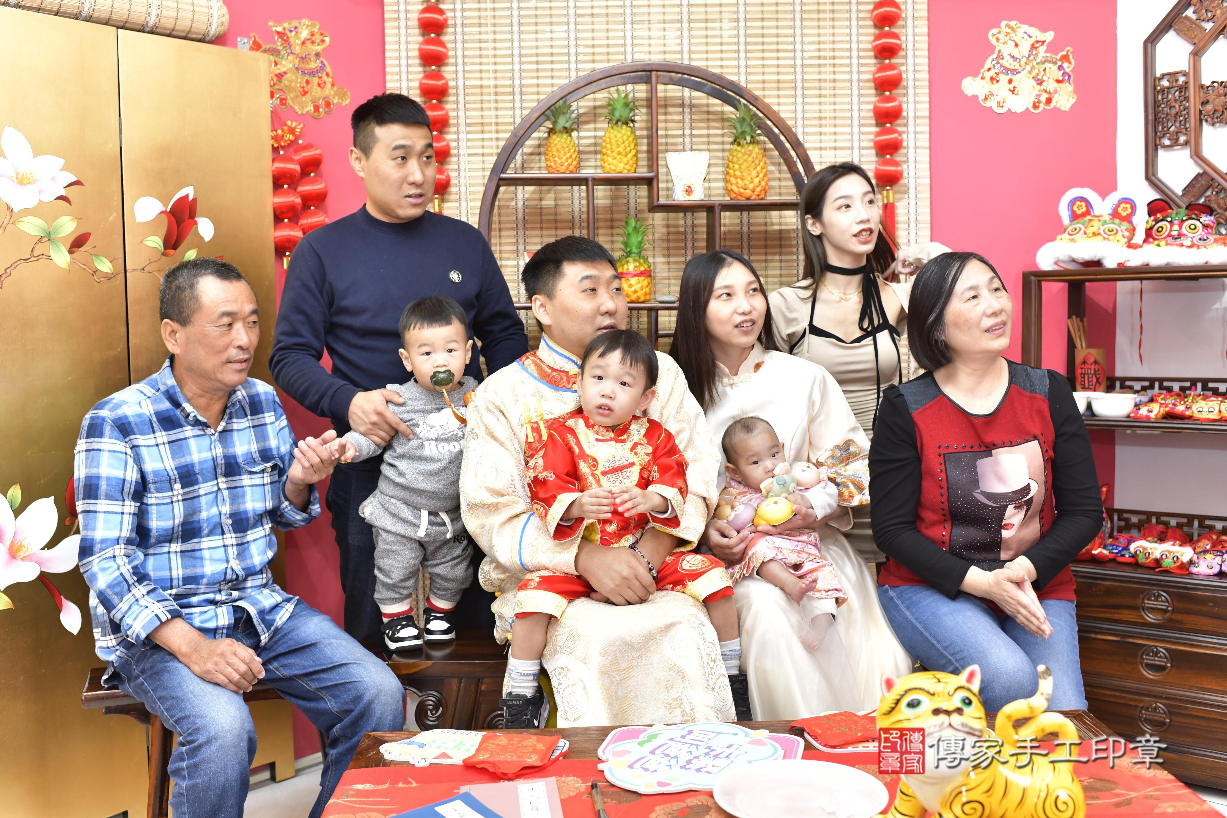 傳家手工印章新竹店、抓周、度脺、中國風會場、傳家嬰兒古禮、吉祥話、抓周道具物品24種、拍照。抓周證書。寶寶抓周、滿周歲、生日快樂、祝福