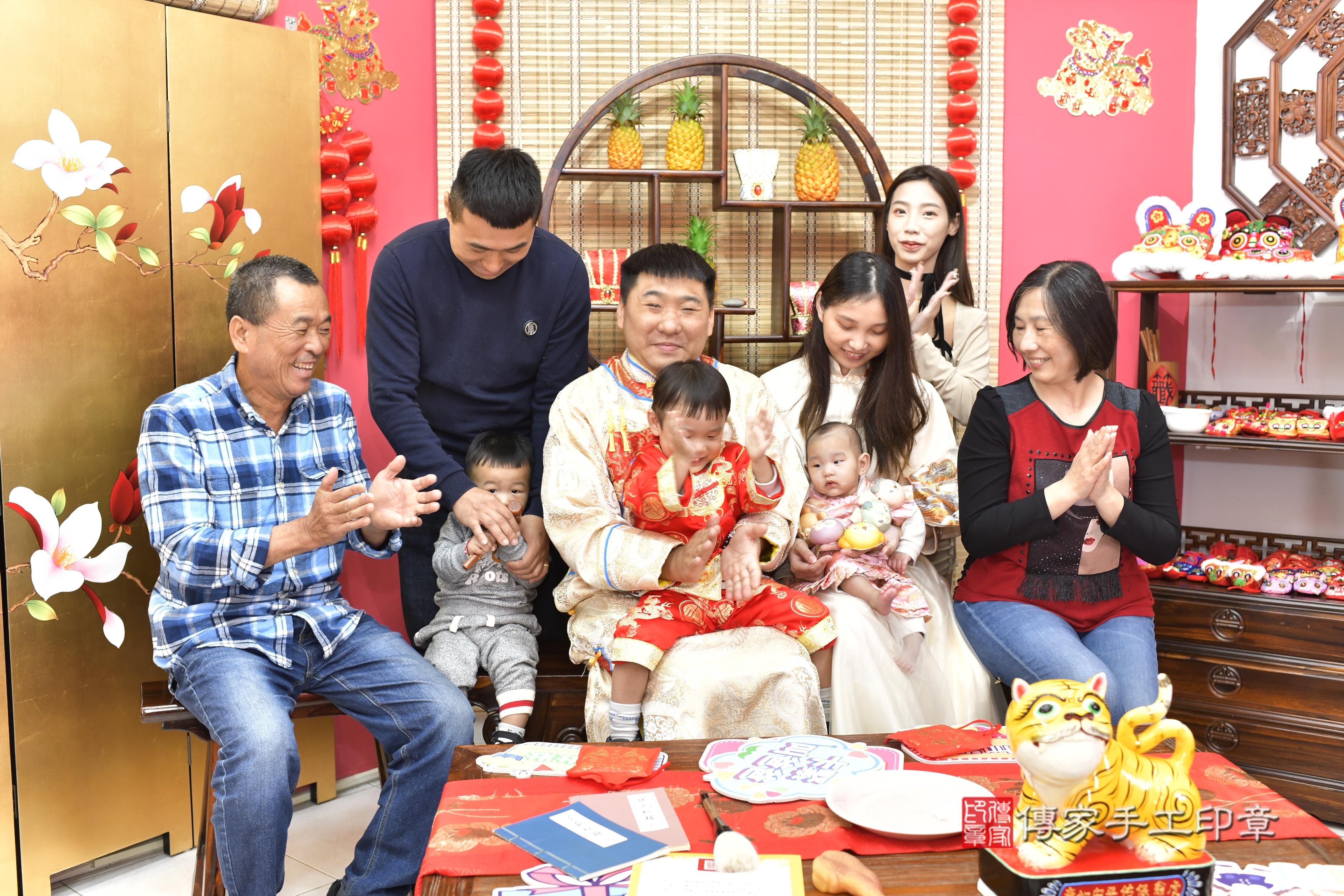 傳家手工印章新竹店、抓周、度脺、中國風會場、傳家嬰兒古禮、吉祥話、抓周道具物品24種、拍照。抓周證書。寶寶抓周、滿周歲、生日快樂、祝福