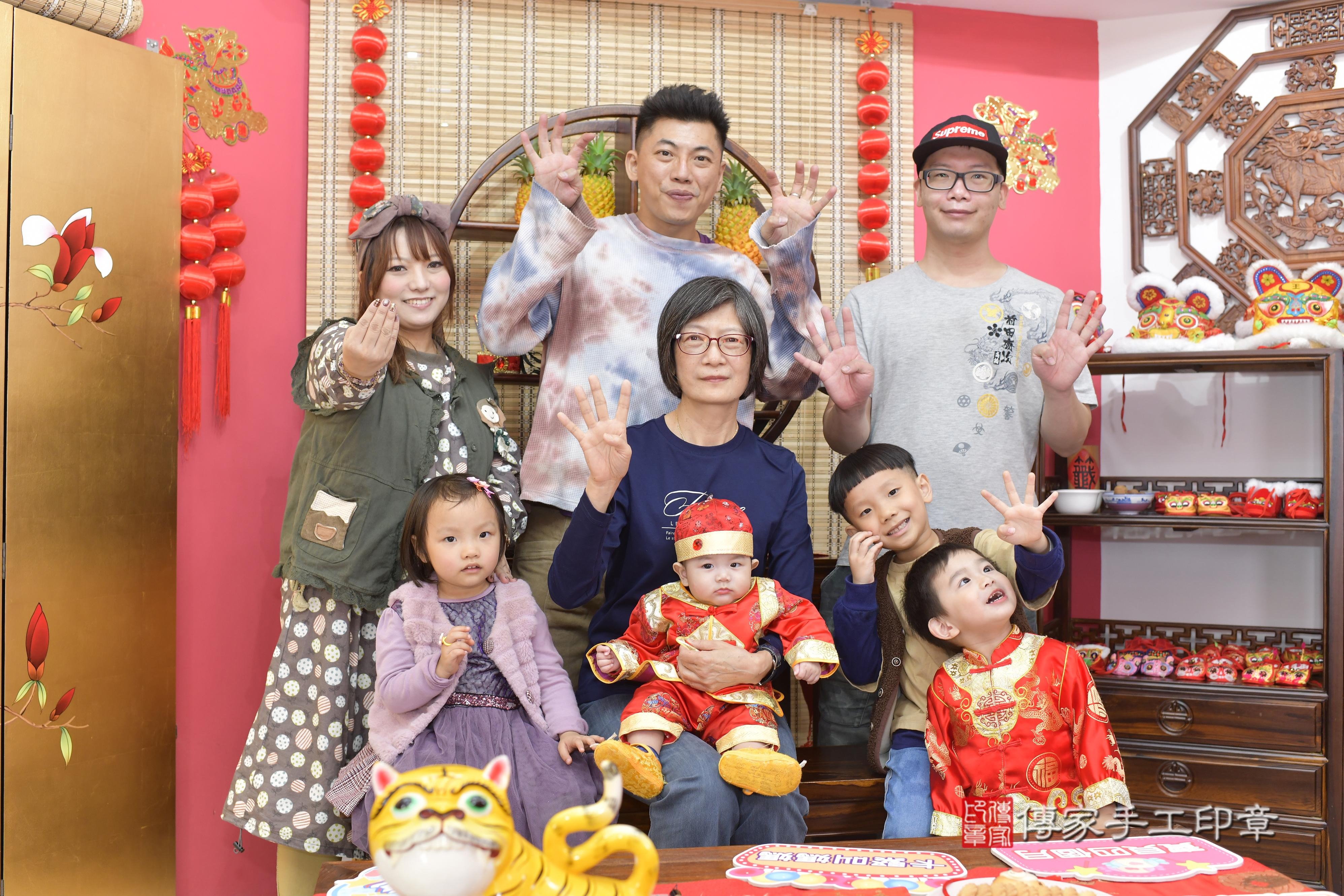 傳家手工印章新竹店、抓周、度脺、中國風會場、傳家嬰兒古禮、吉祥話、抓周道具物品24種、拍照。抓周證書。寶寶抓周、滿周歲、生日快樂、祝福