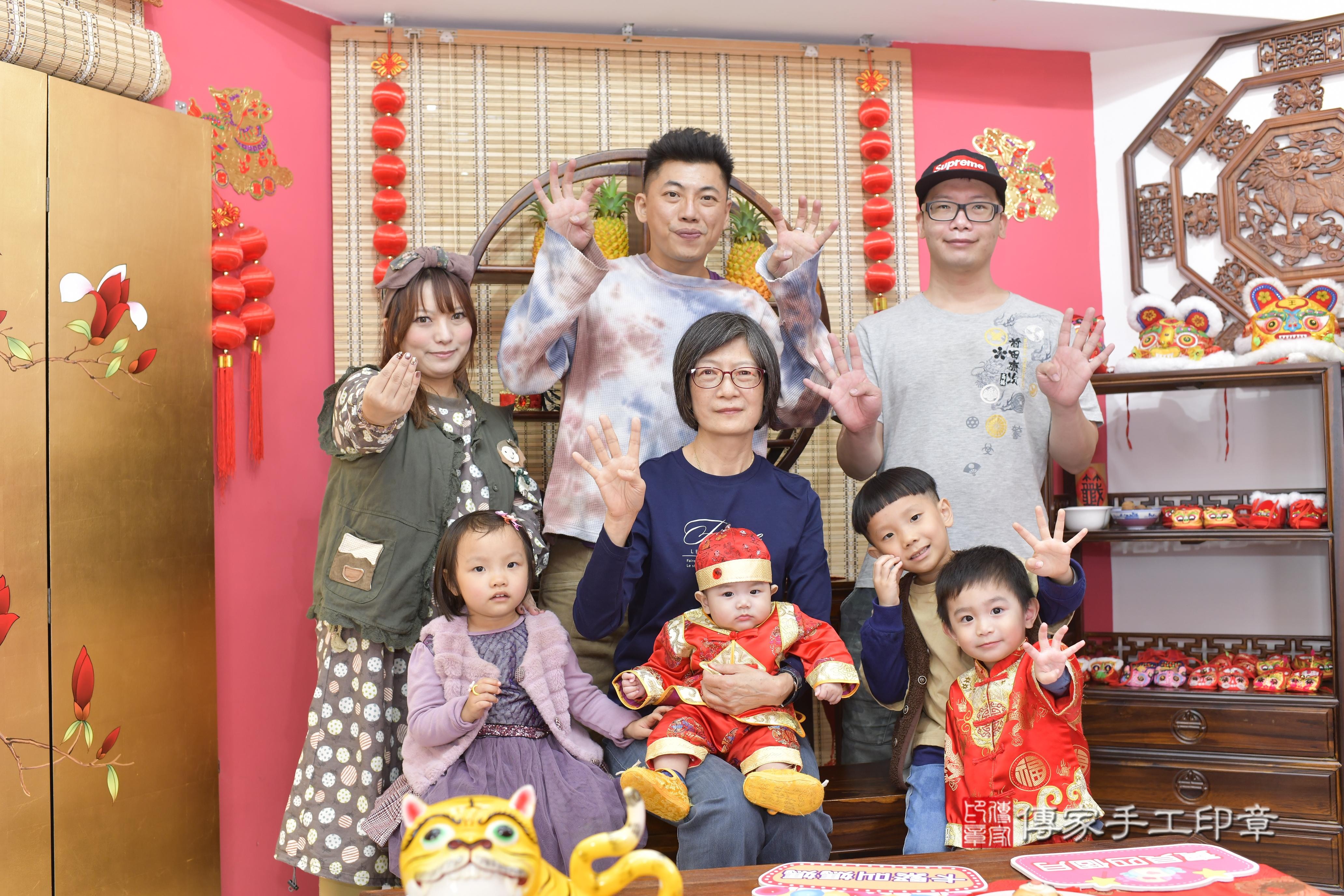 傳家手工印章新竹店、抓周、度脺、中國風會場、傳家嬰兒古禮、吉祥話、抓周道具物品24種、拍照。抓周證書。寶寶抓周、滿周歲、生日快樂、祝福