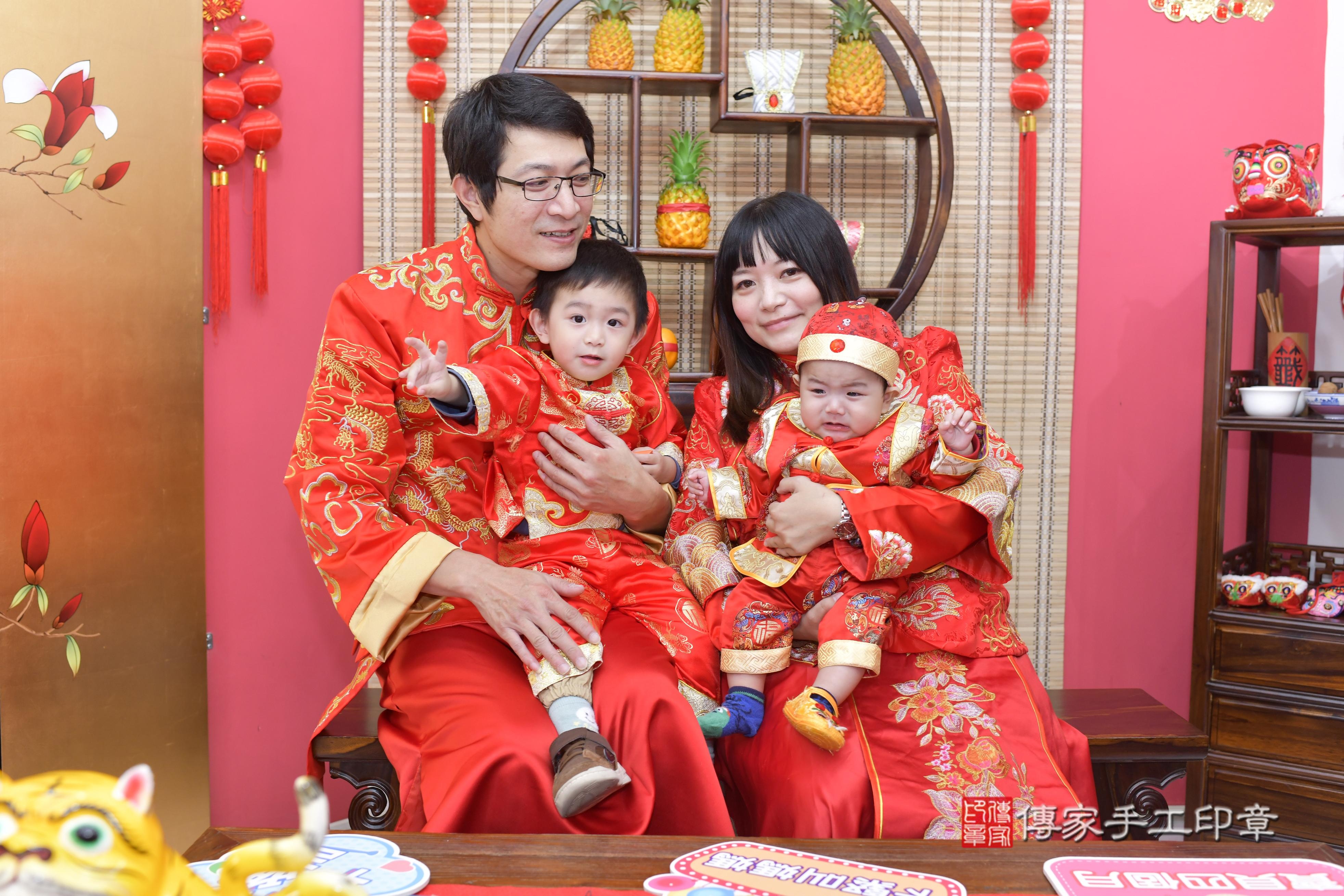 傳家手工印章新竹店、抓周、度脺、中國風會場、傳家嬰兒古禮、吉祥話、抓周道具物品24種、拍照。抓周證書。寶寶抓周、滿周歲、生日快樂、祝福