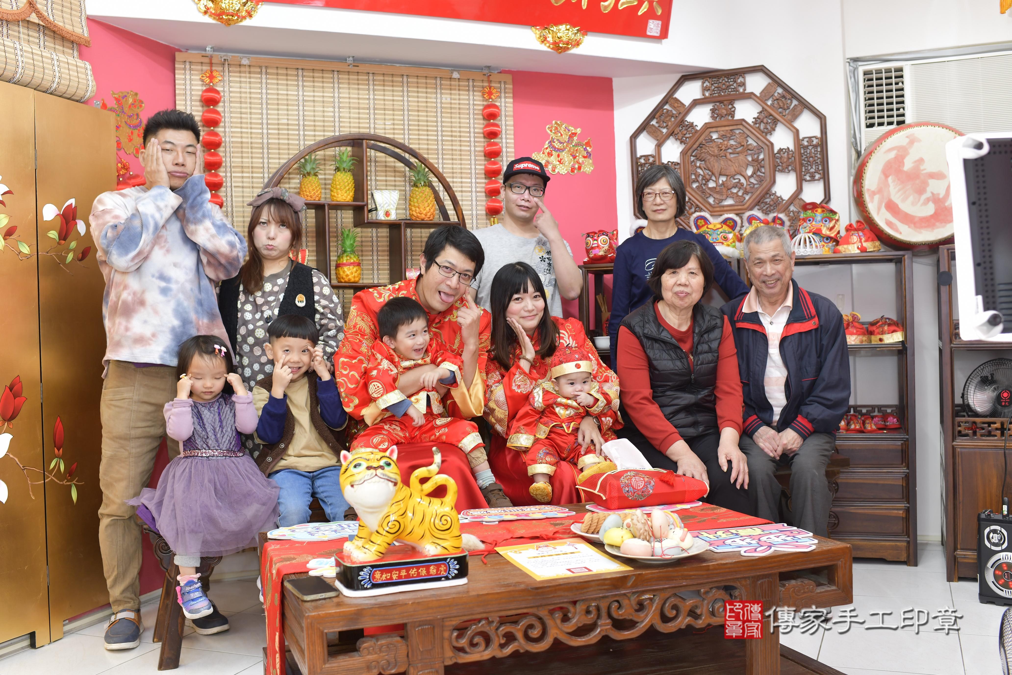 傳家手工印章新竹店、抓周、度脺、中國風會場、傳家嬰兒古禮、吉祥話、抓周道具物品24種、拍照。抓周證書。寶寶抓周、滿周歲、生日快樂、祝福