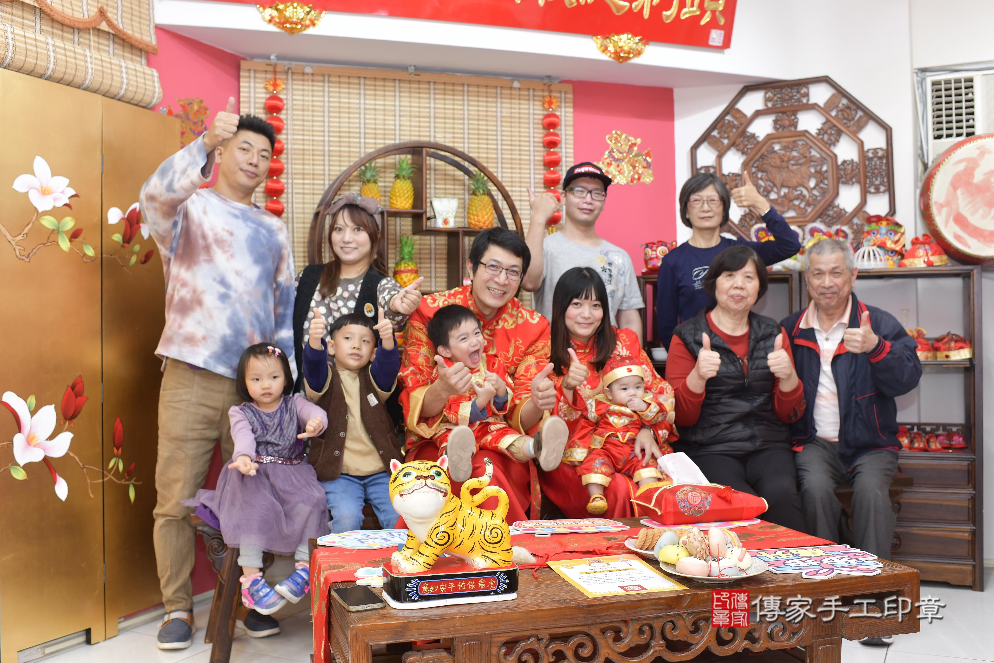 傳家手工印章新竹店、抓周、度脺、中國風會場、傳家嬰兒古禮、吉祥話、抓周道具物品24種、拍照。抓周證書。寶寶抓周、滿周歲、生日快樂、祝福
