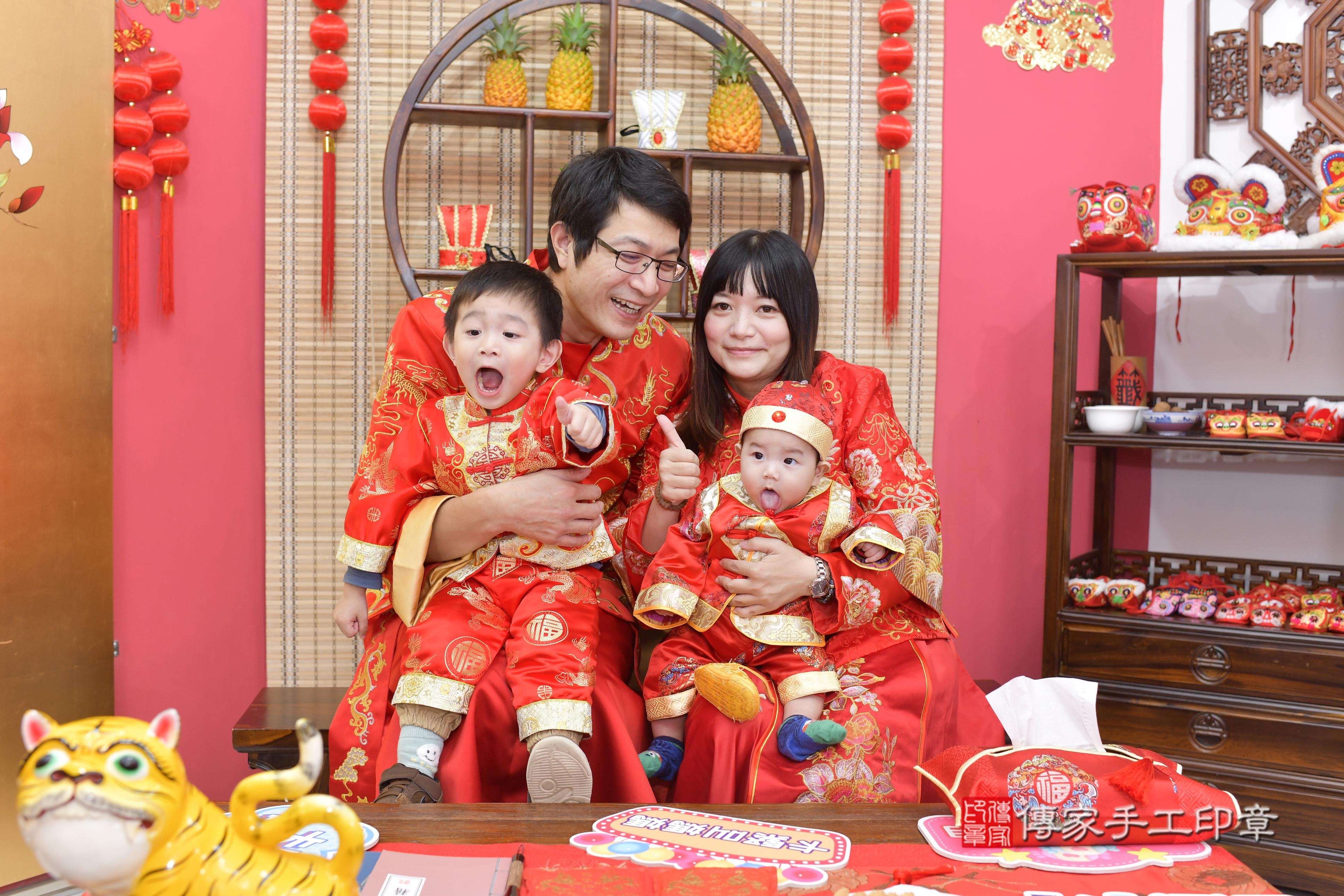 傳家手工印章新竹店、抓周、度脺、中國風會場、傳家嬰兒古禮、吉祥話、抓周道具物品24種、拍照。抓周證書。寶寶抓周、滿周歲、生日快樂、祝福