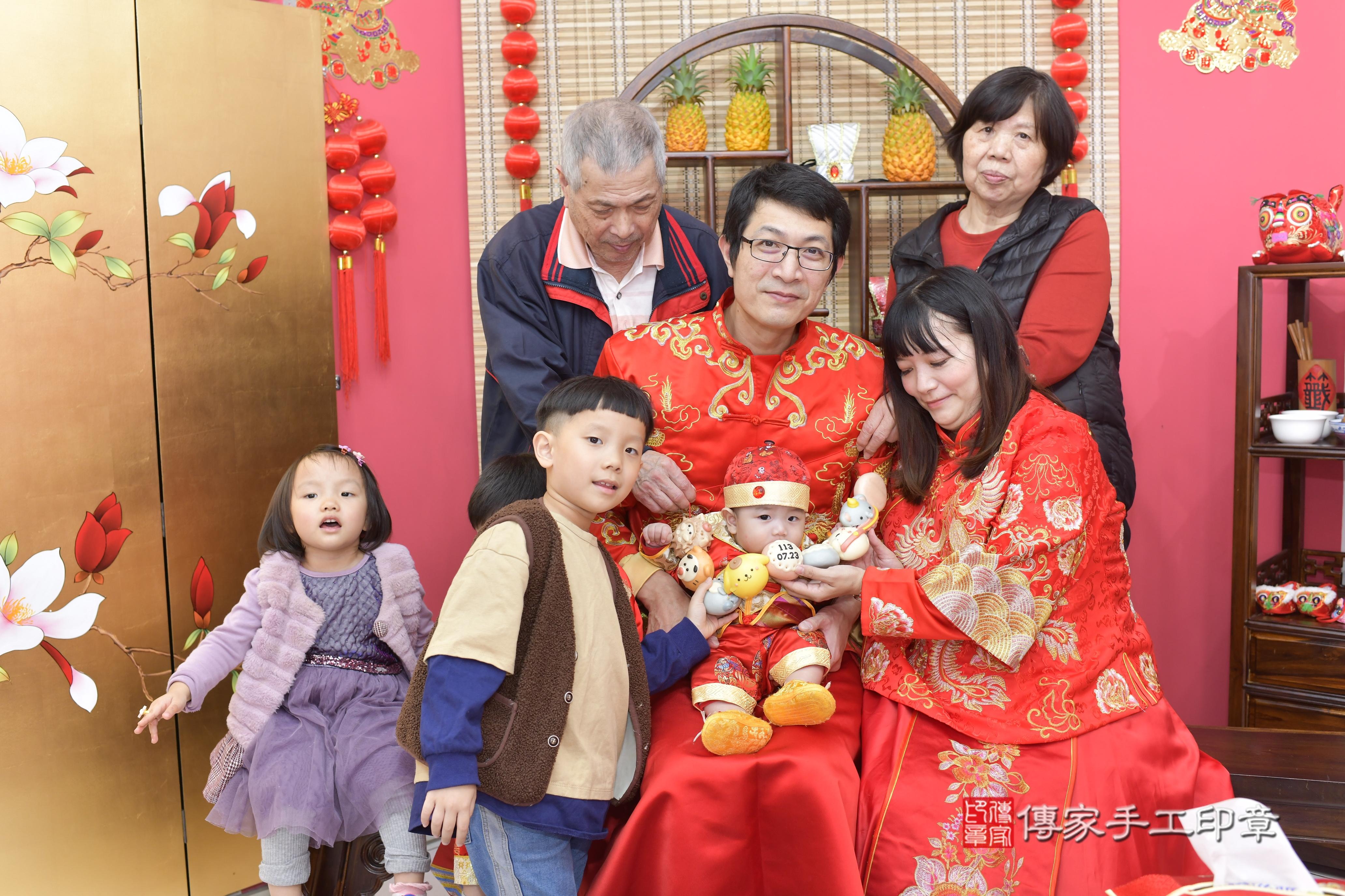 傳家手工印章新竹店、抓周、度脺、中國風會場、傳家嬰兒古禮、吉祥話、抓周道具物品24種、拍照。抓周證書。寶寶抓周、滿周歲、生日快樂、祝福