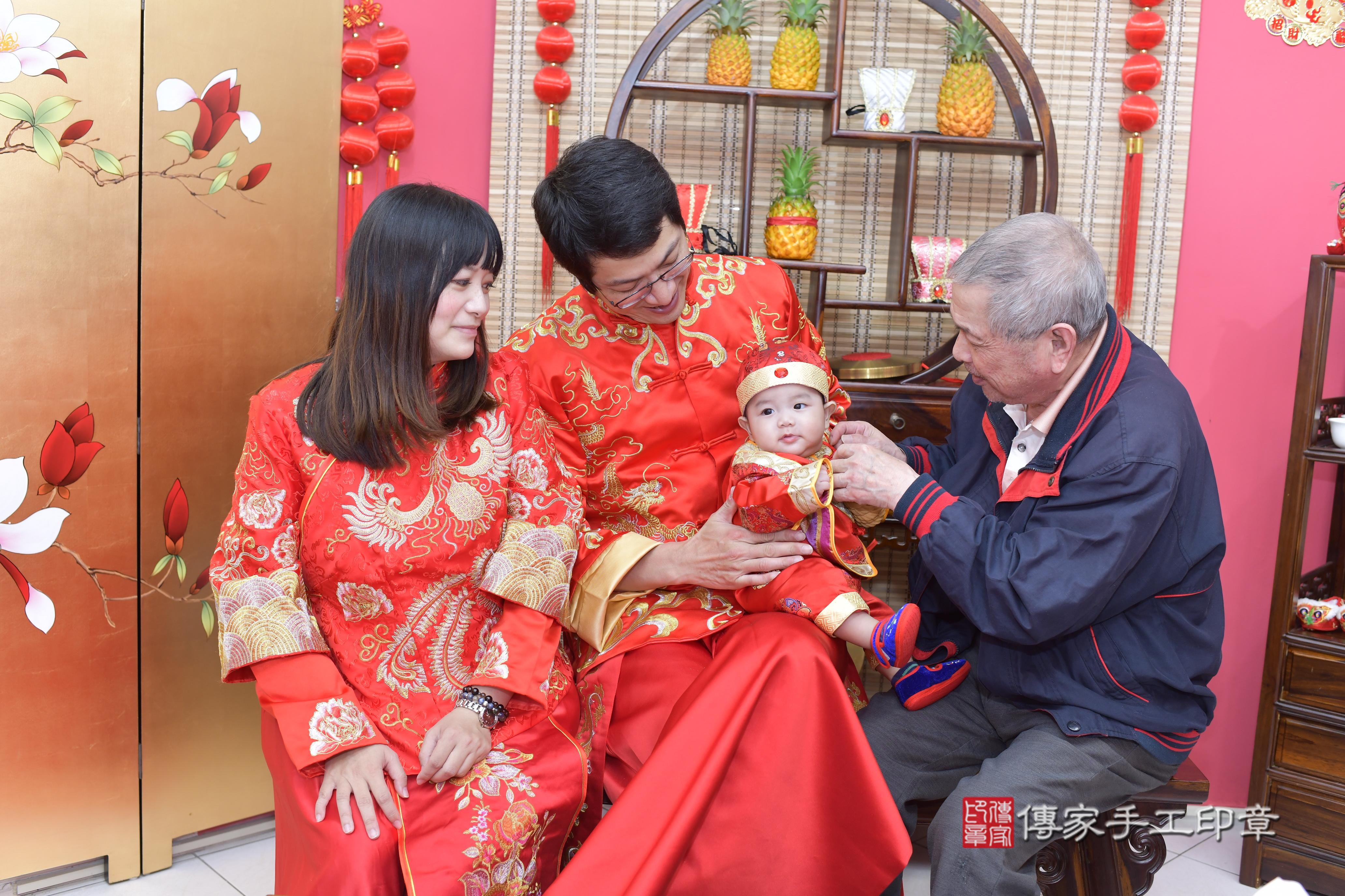 傳家手工印章新竹店、抓周、度脺、中國風會場、傳家嬰兒古禮、吉祥話、抓周道具物品24種、拍照。抓周證書。寶寶抓周、滿周歲、生日快樂、祝福
