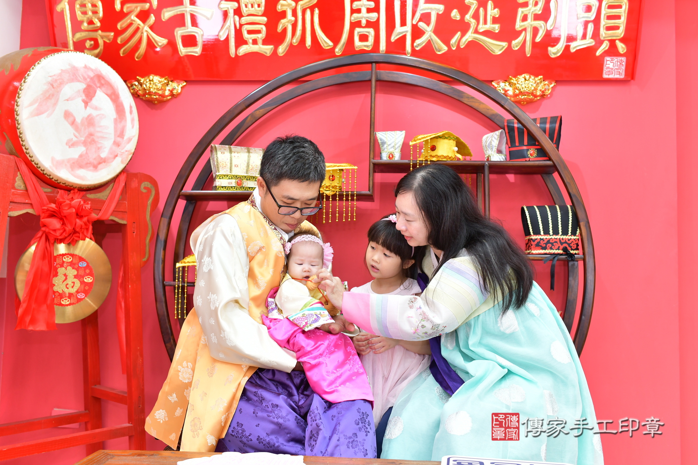 台中市北區小慈寶寶收涎推薦：傳家台中店收涎中國風會場，嬰兒古禮收涎收口水流程儀式、收涎吉祥話、收涎餅乾、收涎拍照。收涎證書。2024.11.17，照片16
